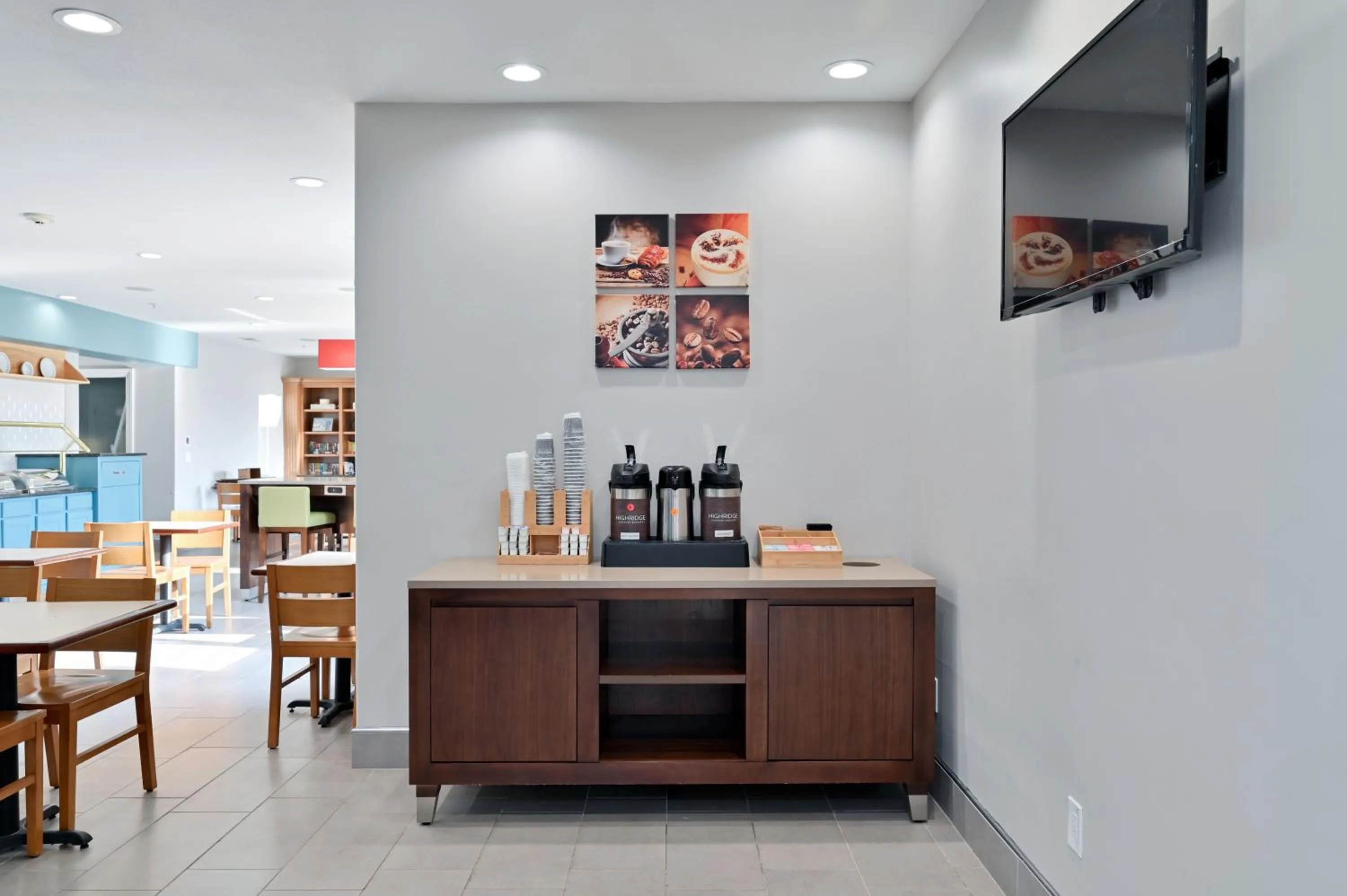 Breakfast in Country Inn & Suites by Radisson, Bloomington-Normal Airport, IL