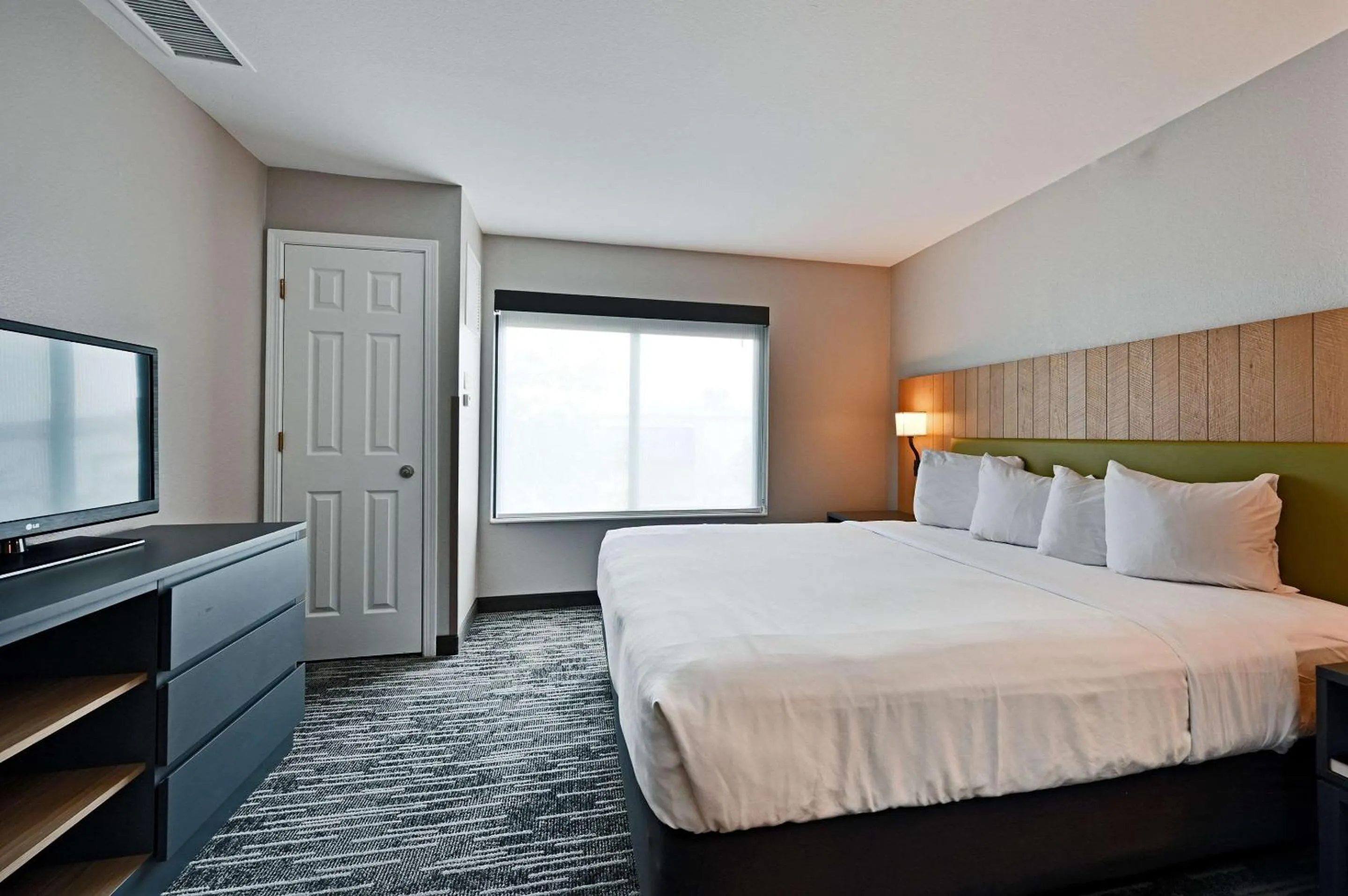 Bedroom, Bed in Country Inn & Suites by Radisson, Bloomington-Normal Airport, IL