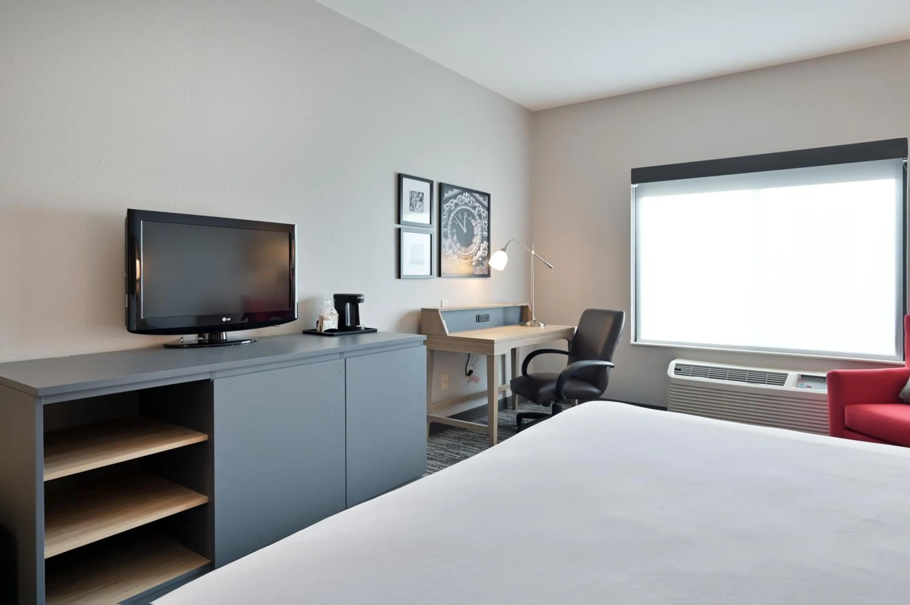 TV and multimedia, Bed in Country Inn & Suites by Radisson, Bloomington-Normal Airport, IL