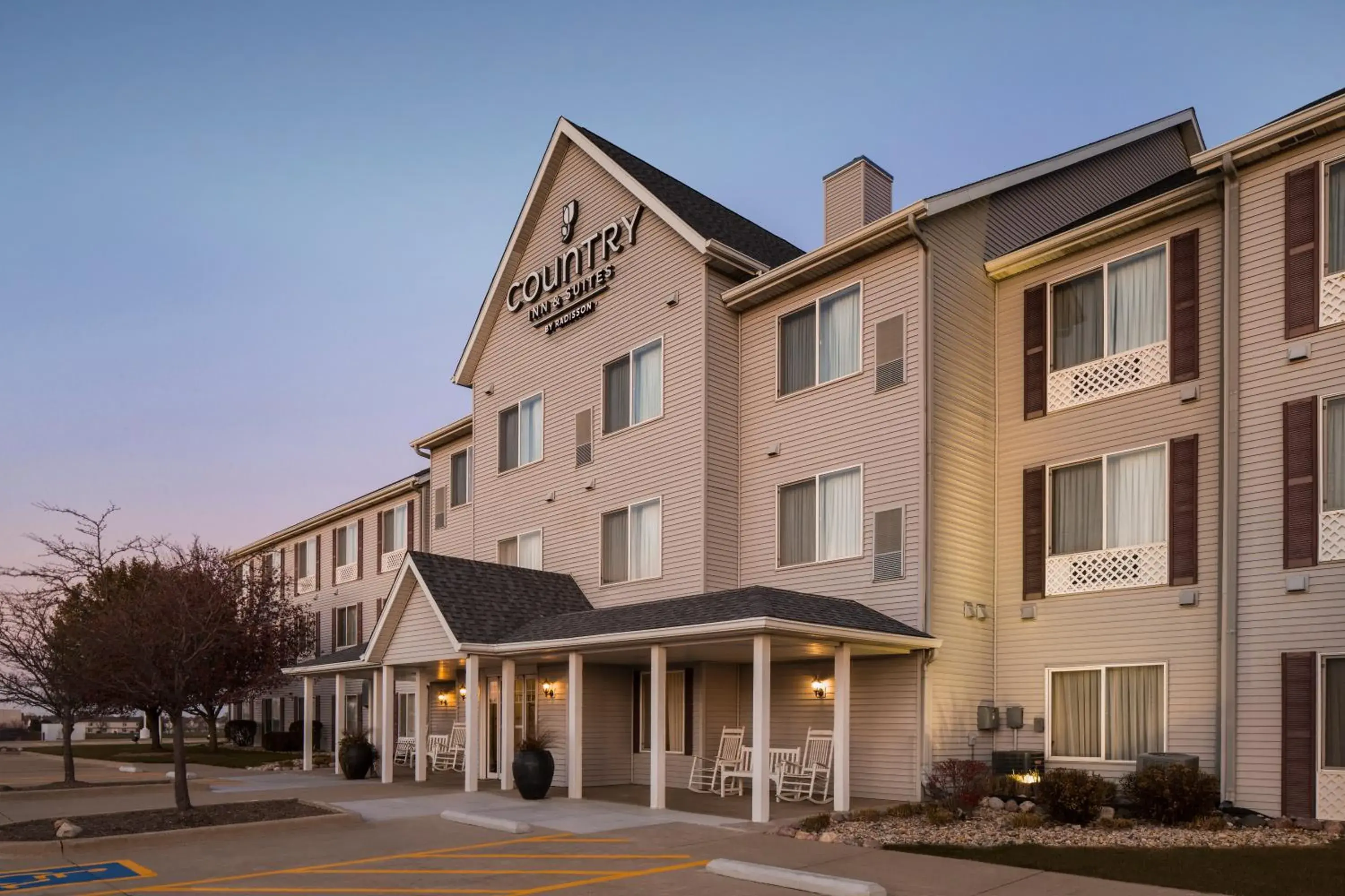 Property building in Country Inn & Suites by Radisson, Bloomington-Normal Airport, IL Property building in Country Inn & Suites by Radisson, Bloomington-Normal Airport, IL