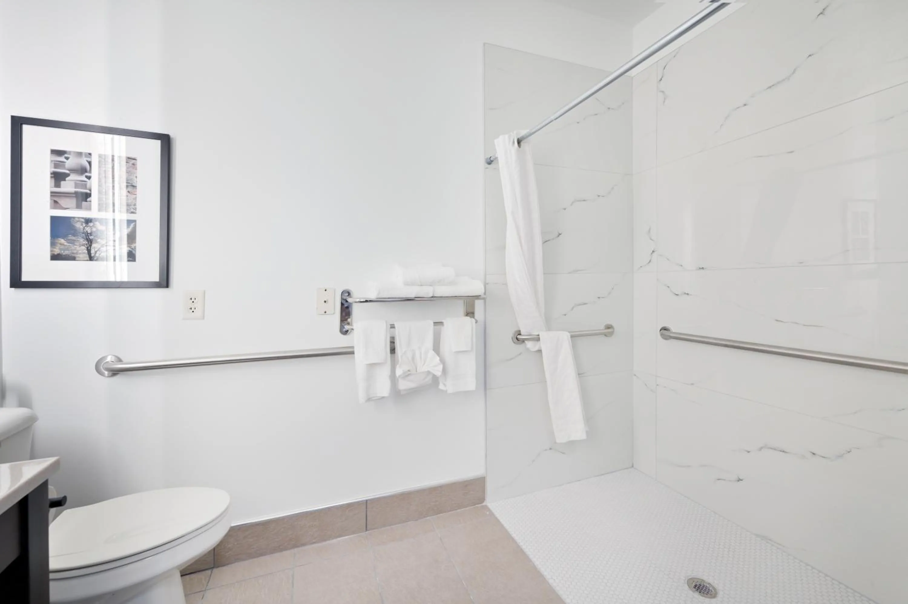 Bathroom in Country Inn & Suites by Radisson, Bloomington-Normal Airport, IL