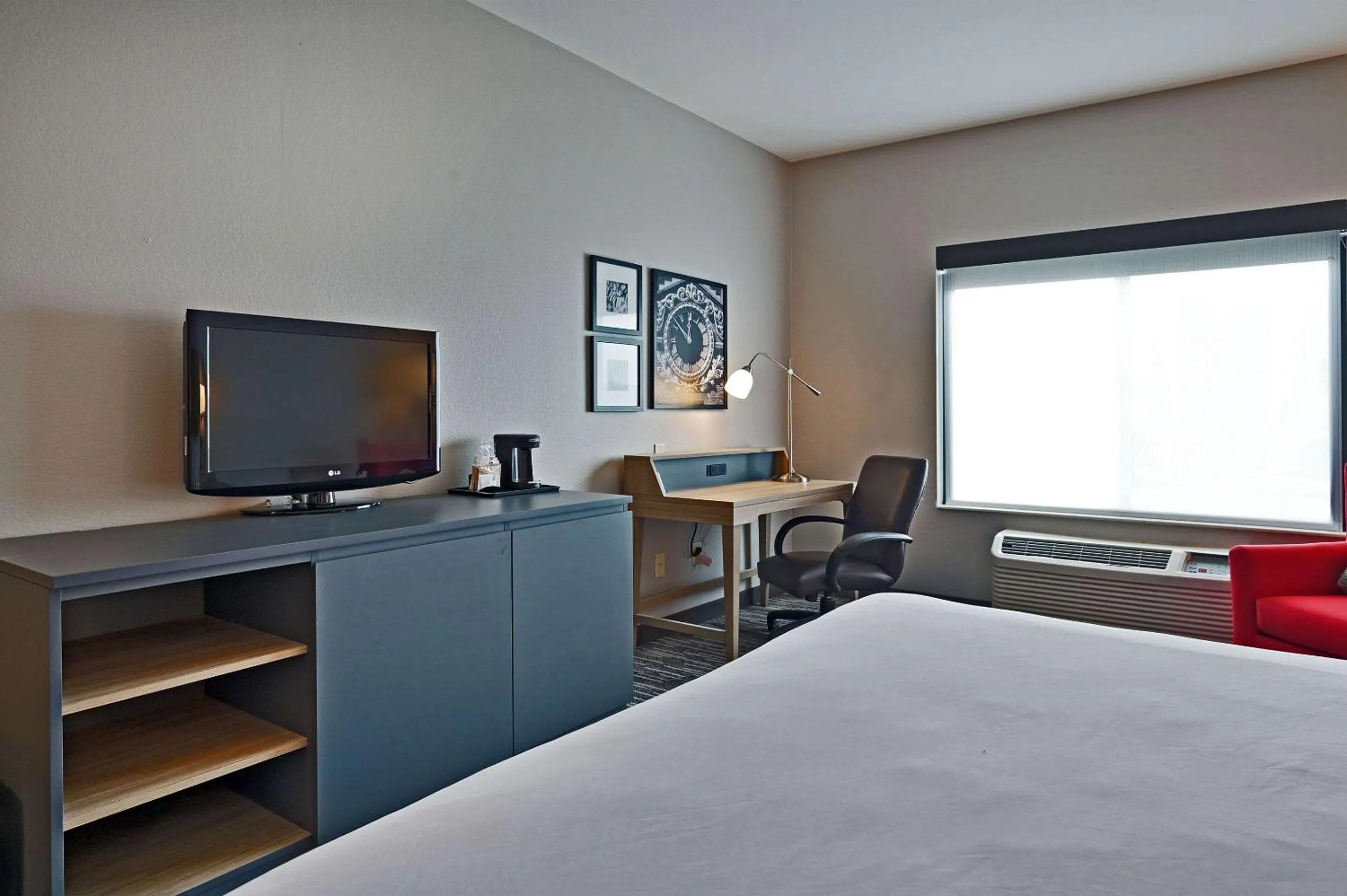 Bedroom, Bed in Country Inn & Suites by Radisson, Bloomington-Normal Airport, IL