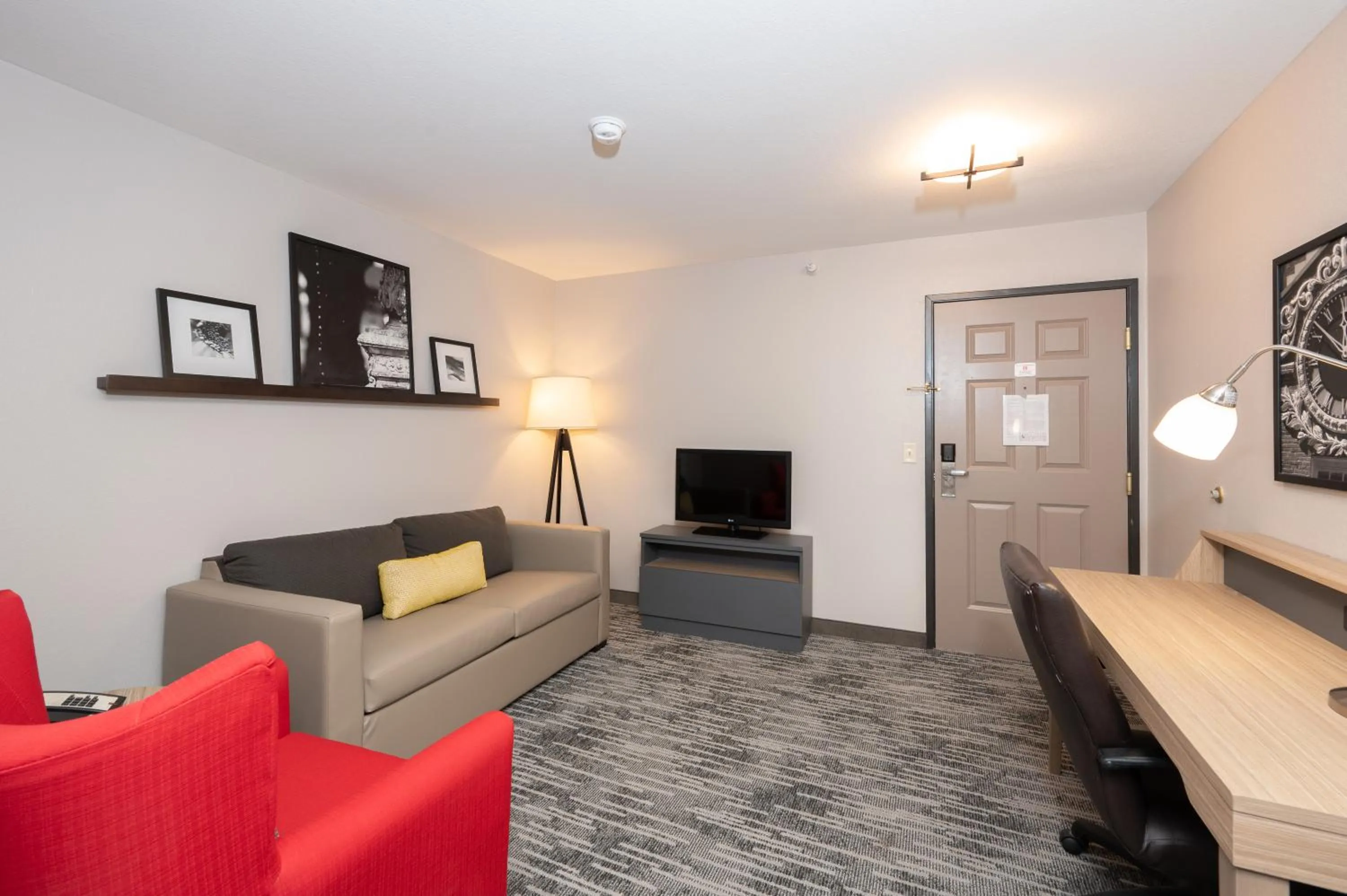 Living room in Country Inn & Suites by Radisson, Bloomington-Normal Airport, IL