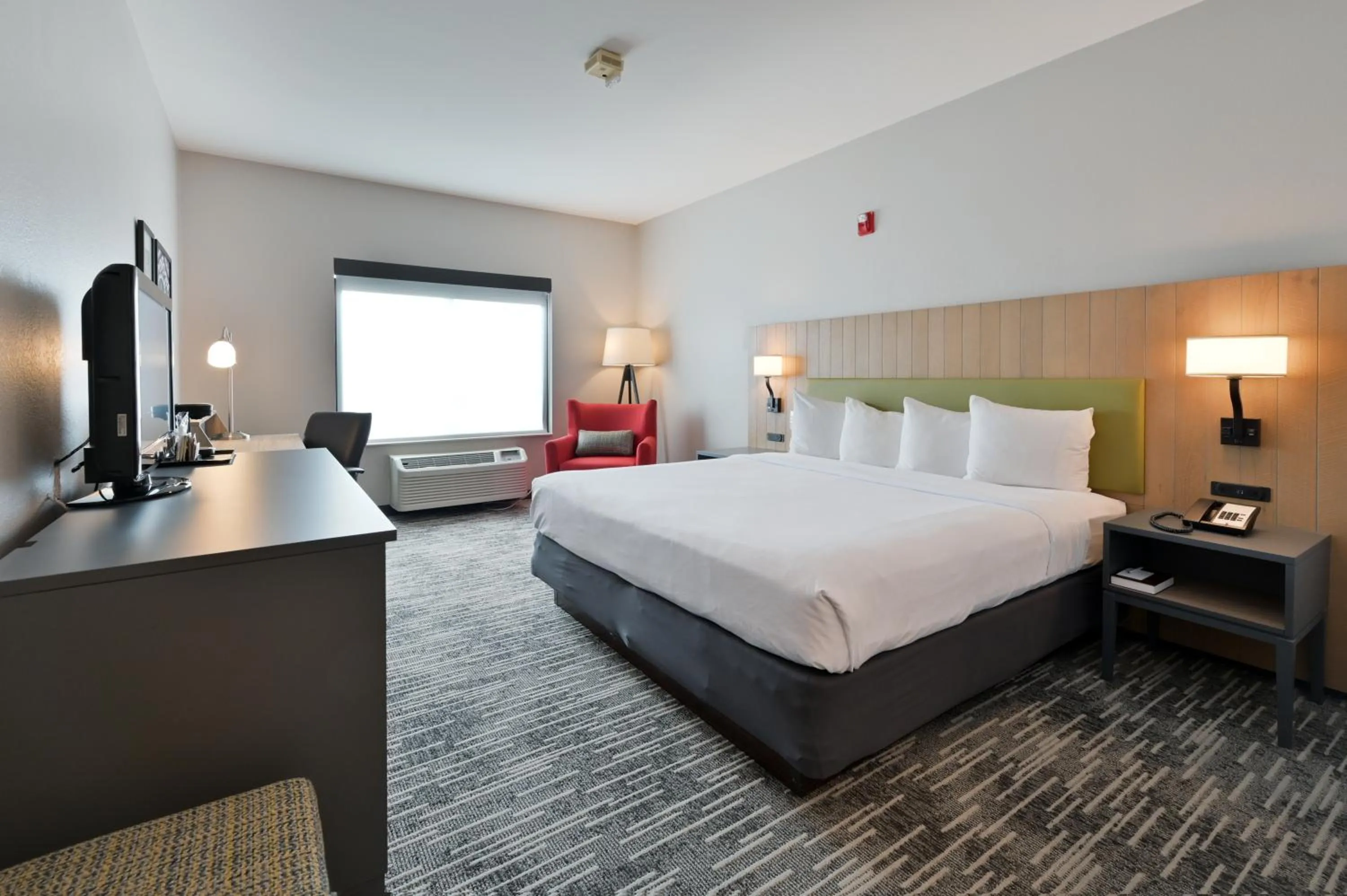 TV and multimedia, Bed in Country Inn & Suites by Radisson, Bloomington-Normal Airport, IL