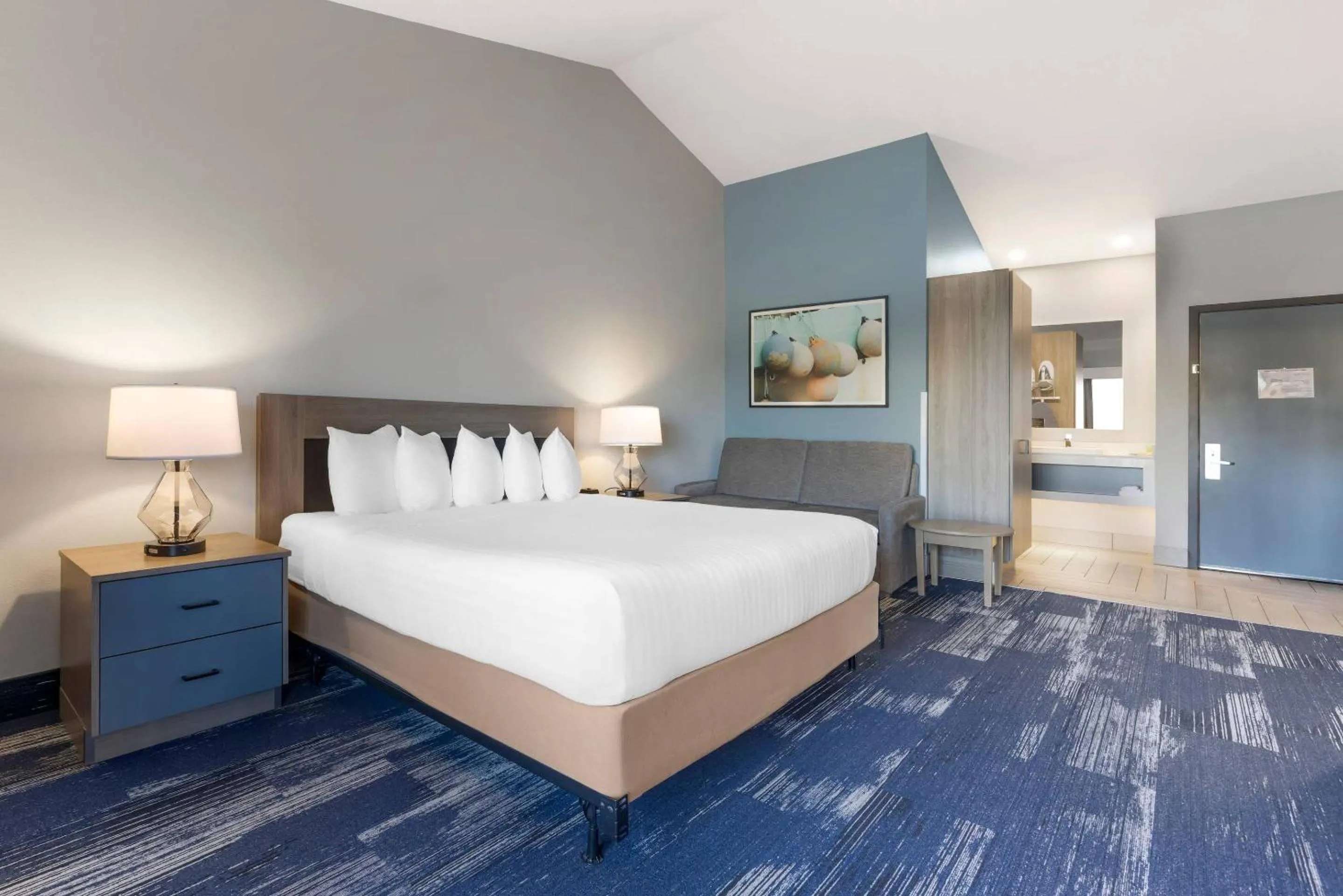 Bedroom, Bed in Edgewater Inn and Suites, an Ascend Collection Hotel