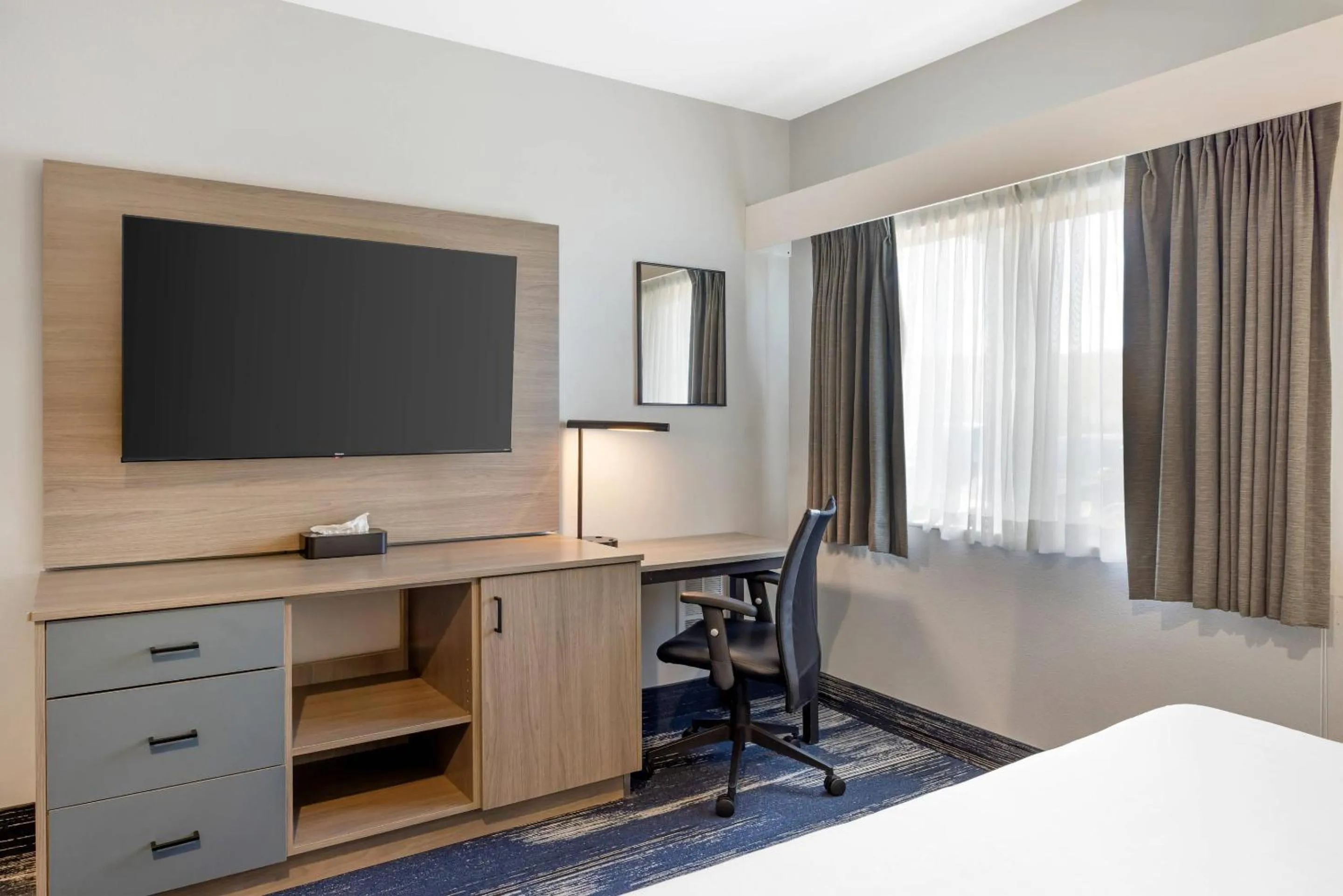 Bedroom, Bed in Edgewater Inn and Suites, an Ascend Collection Hotel