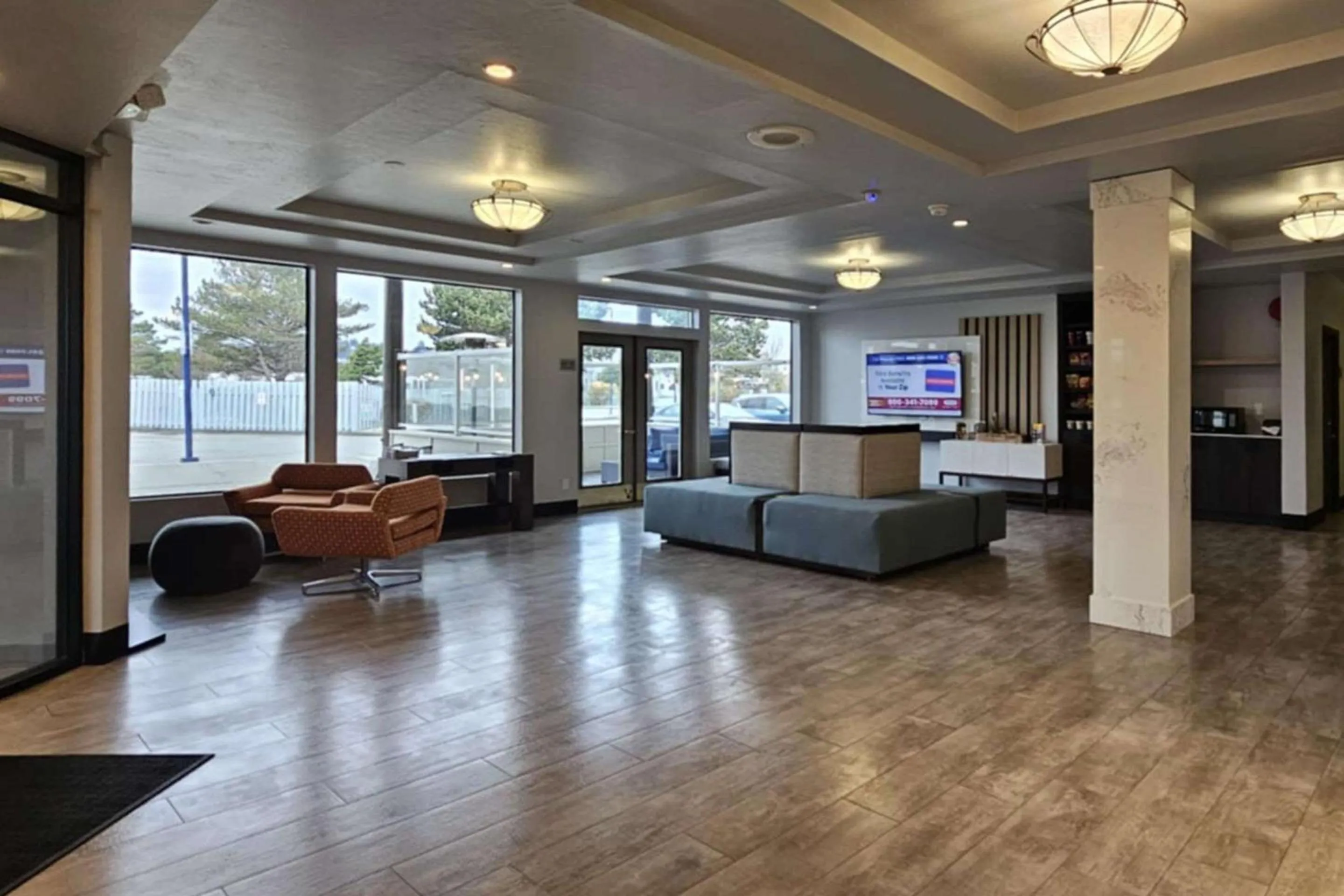 Lobby or reception in Edgewater Inn and Suites, an Ascend Collection Hotel