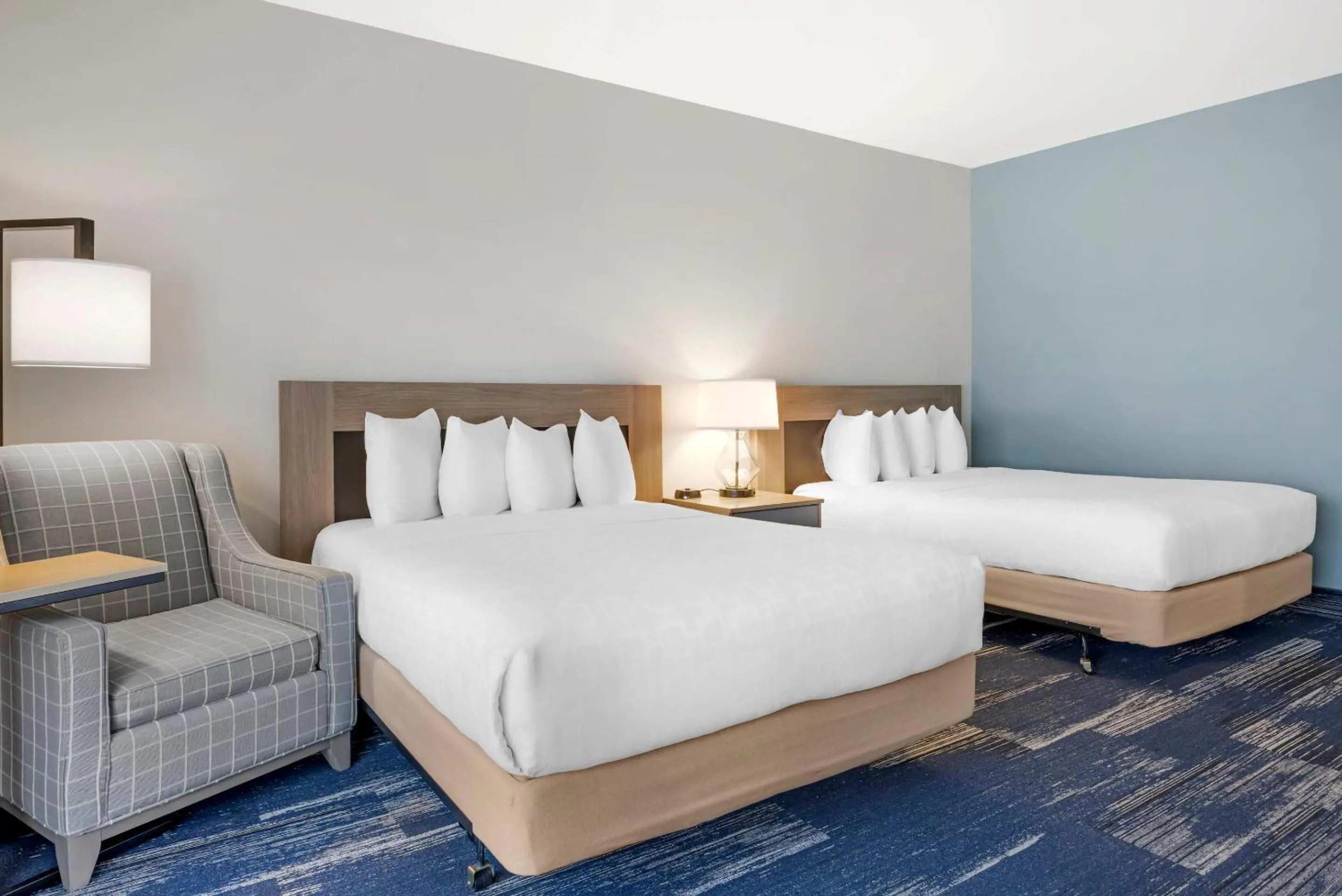 Bedroom, Bed in Edgewater Inn and Suites, an Ascend Collection Hotel