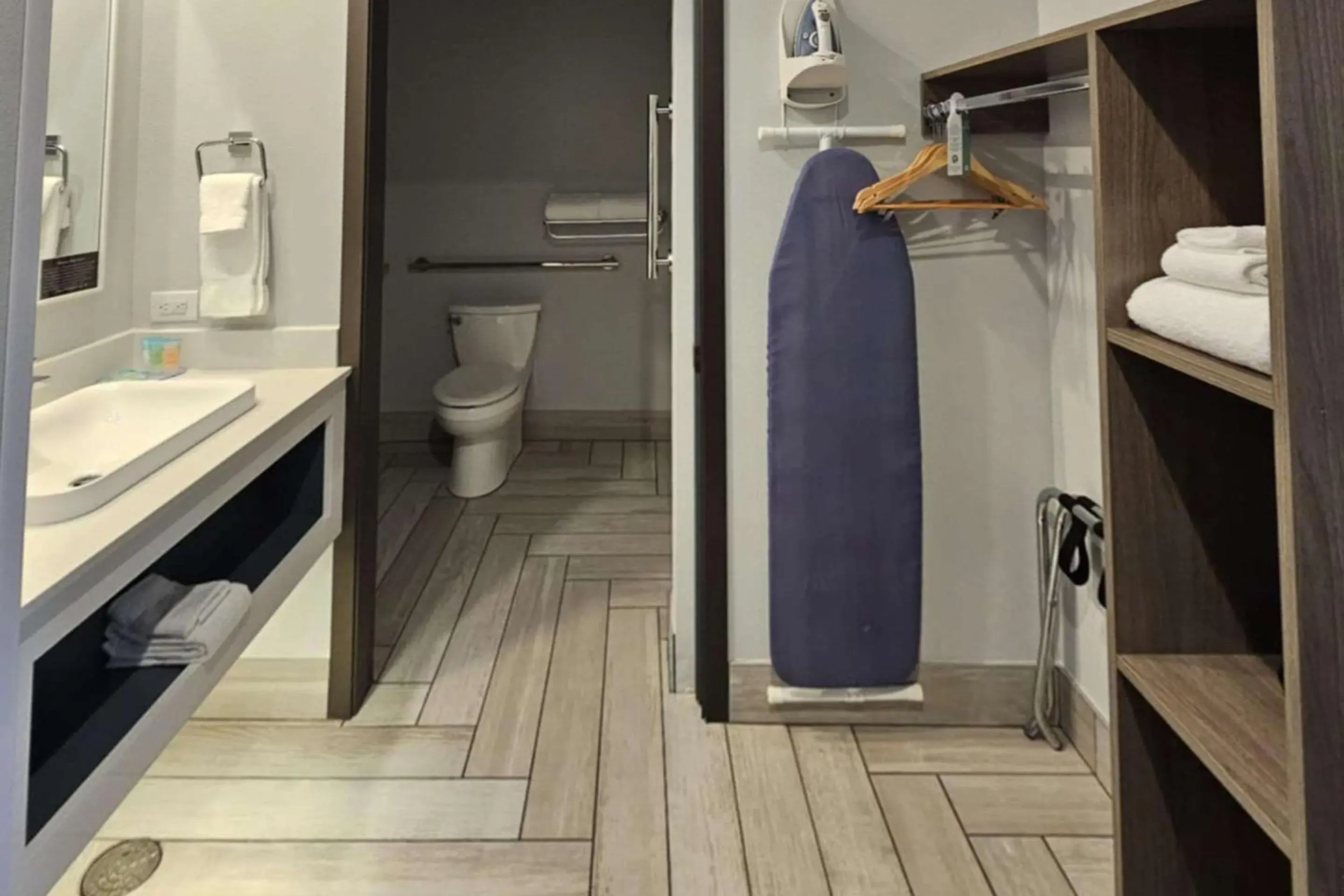 Bedroom in Edgewater Inn and Suites, an Ascend Collection Hotel Bedroom in Edgewater Inn and Suites, an Ascend Collection Hotel