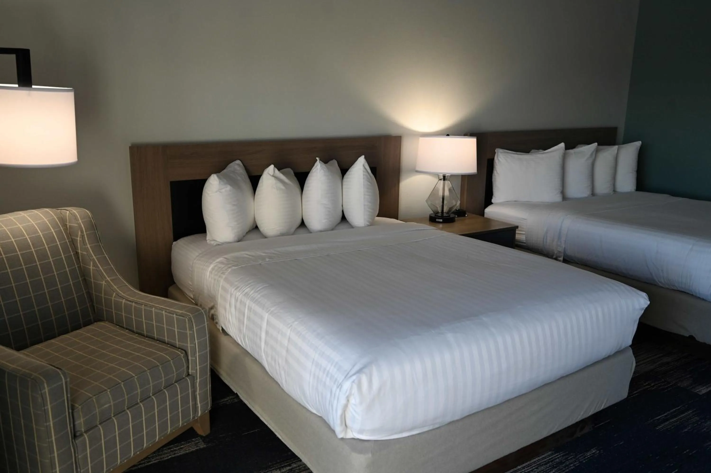Photo of the whole room, Bed in Edgewater Inn and Suites, an Ascend Collection Hotel