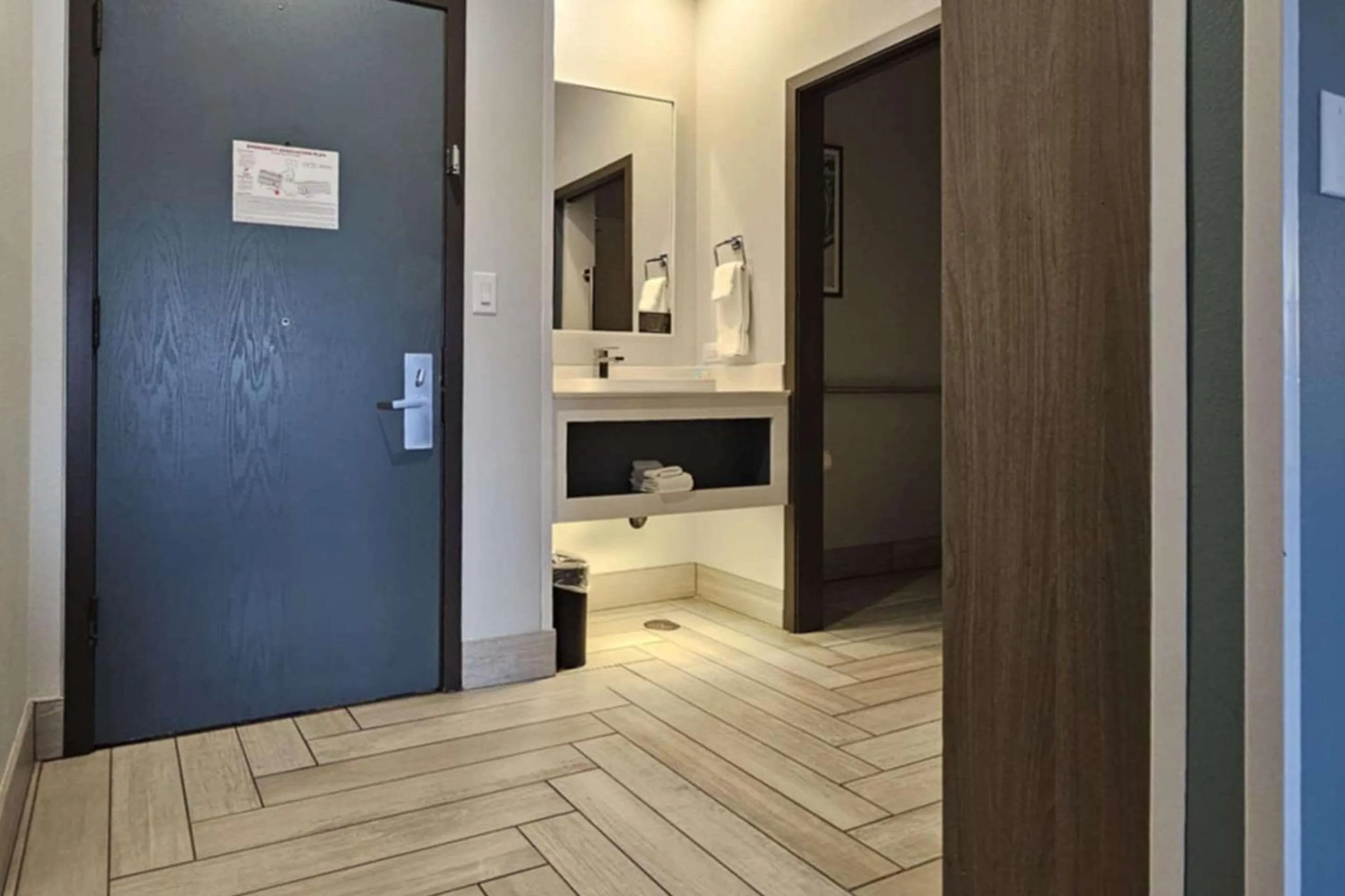 Bedroom in Edgewater Inn and Suites, an Ascend Collection Hotel