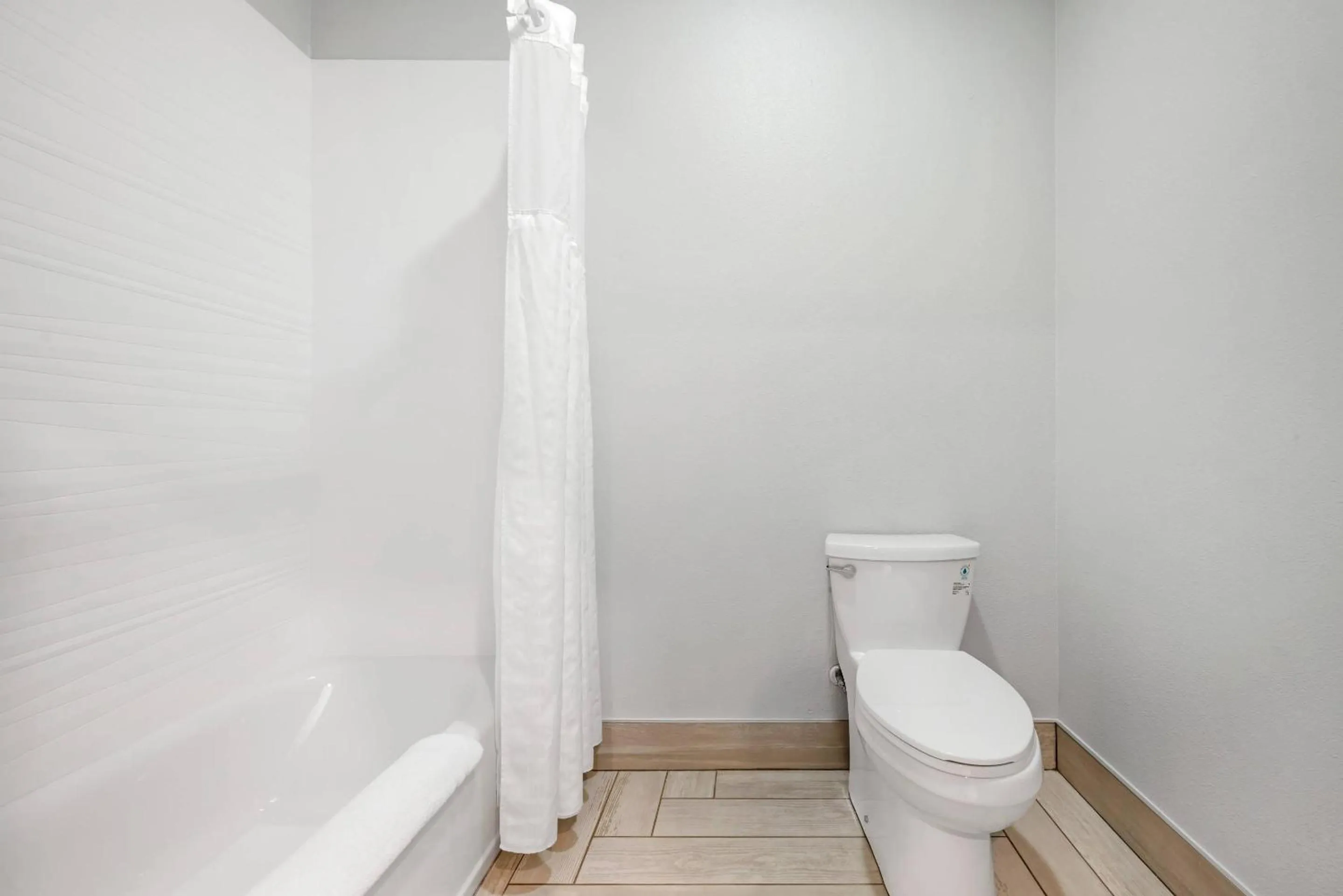 Bedroom in Edgewater Inn and Suites, an Ascend Collection Hotel