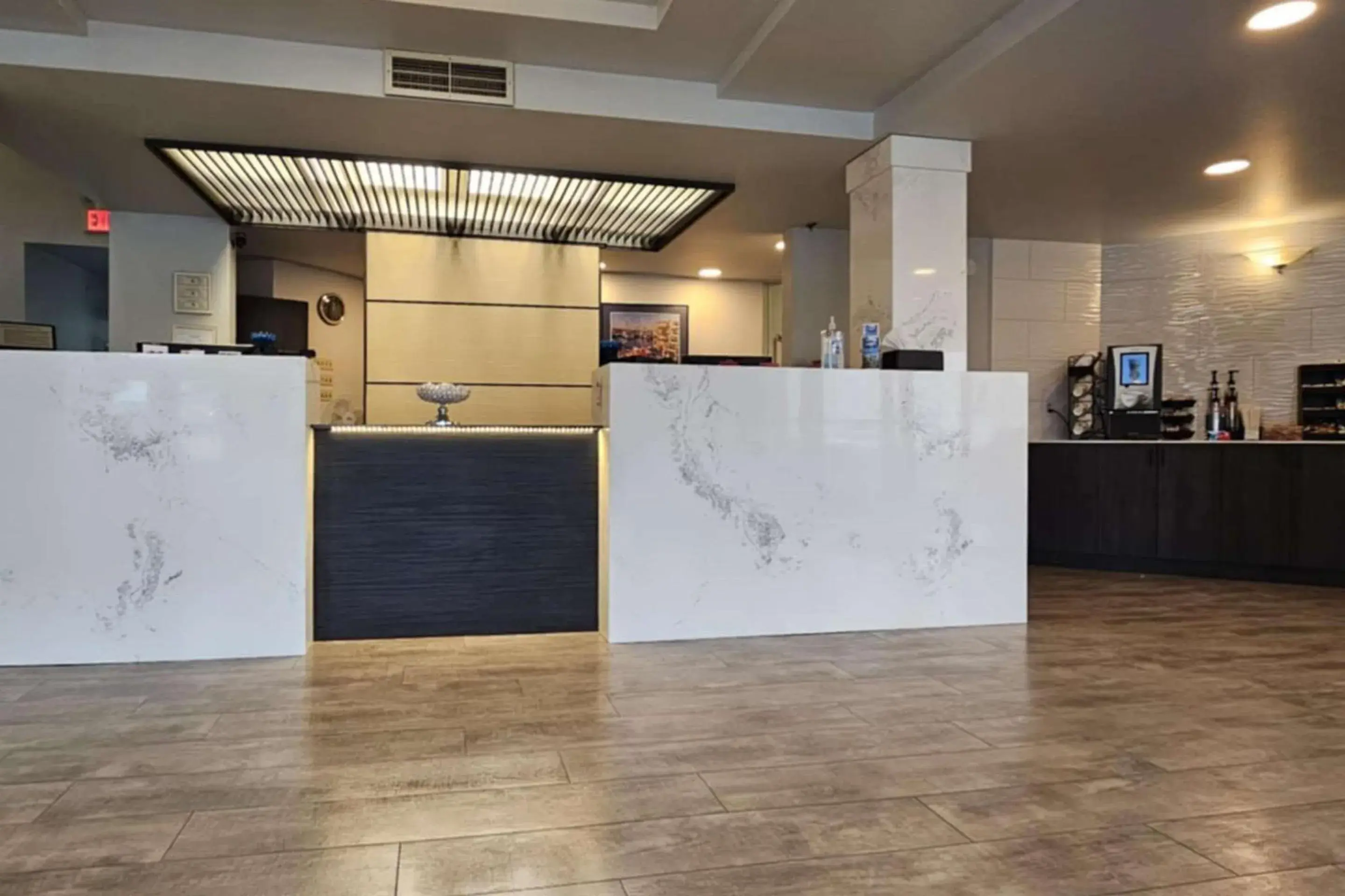 Lobby or reception in Edgewater Inn and Suites, an Ascend Collection Hotel Lobby or reception in Edgewater Inn and Suites, an Ascend Collection Hotel