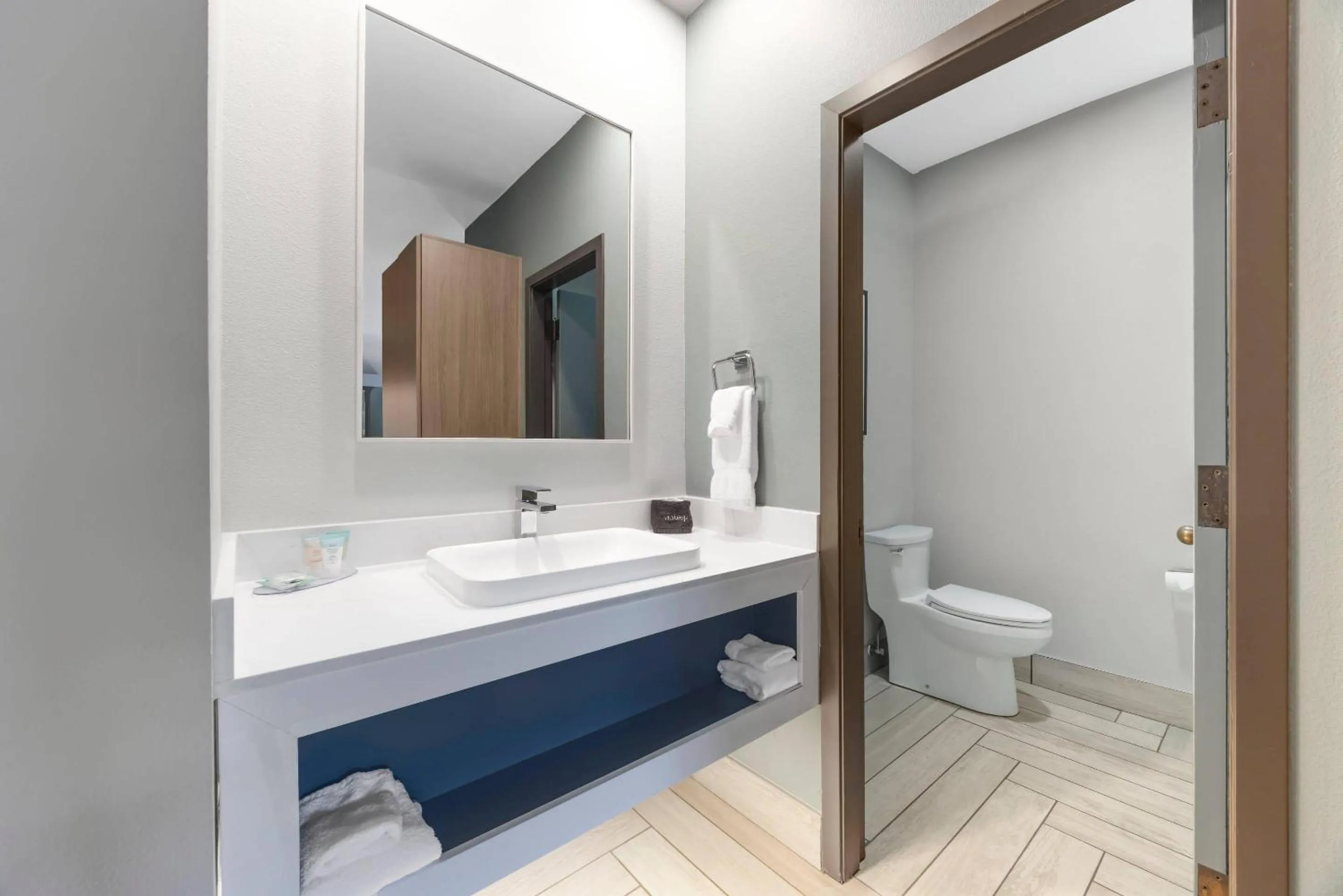 Bedroom in Edgewater Inn and Suites, an Ascend Collection Hotel