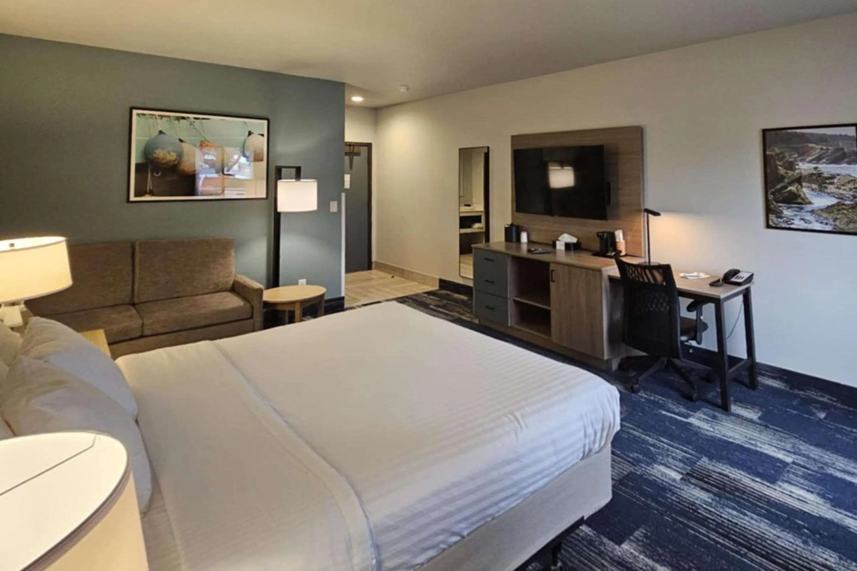 Bedroom, Bed in Edgewater Inn and Suites, an Ascend Collection Hotel