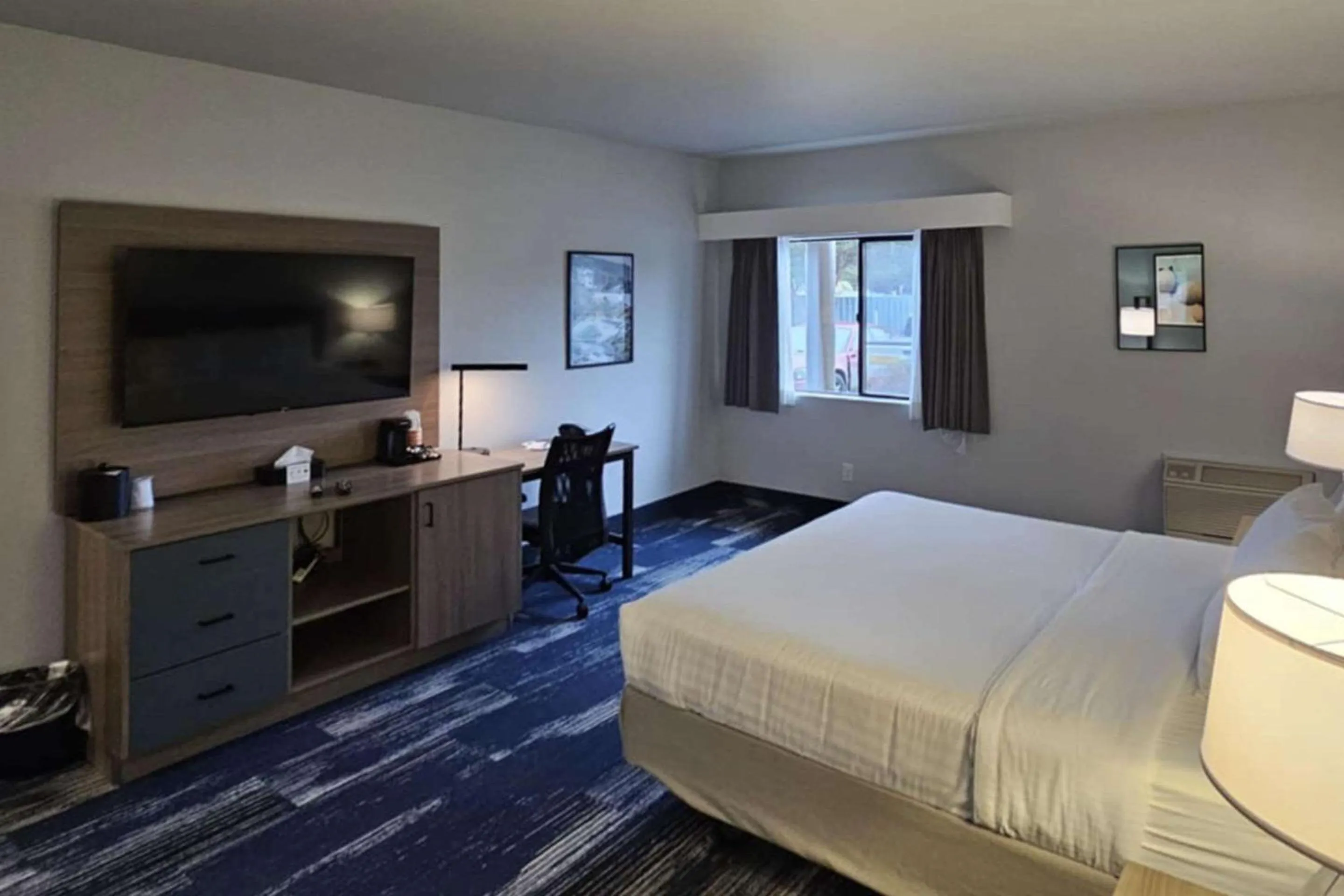 Bedroom, Bed in Edgewater Inn and Suites, an Ascend Collection Hotel