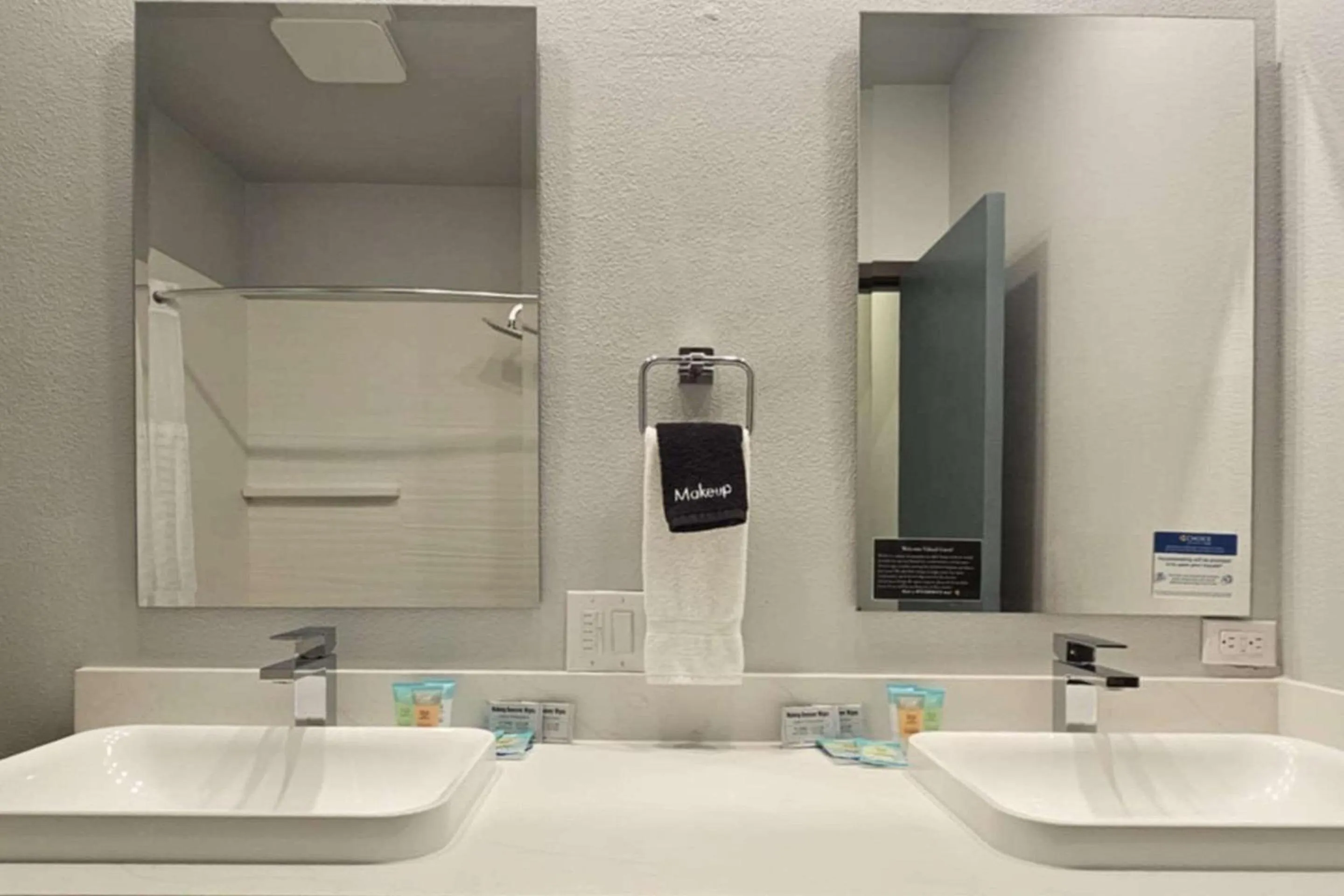 Bedroom in Edgewater Inn and Suites, an Ascend Collection Hotel