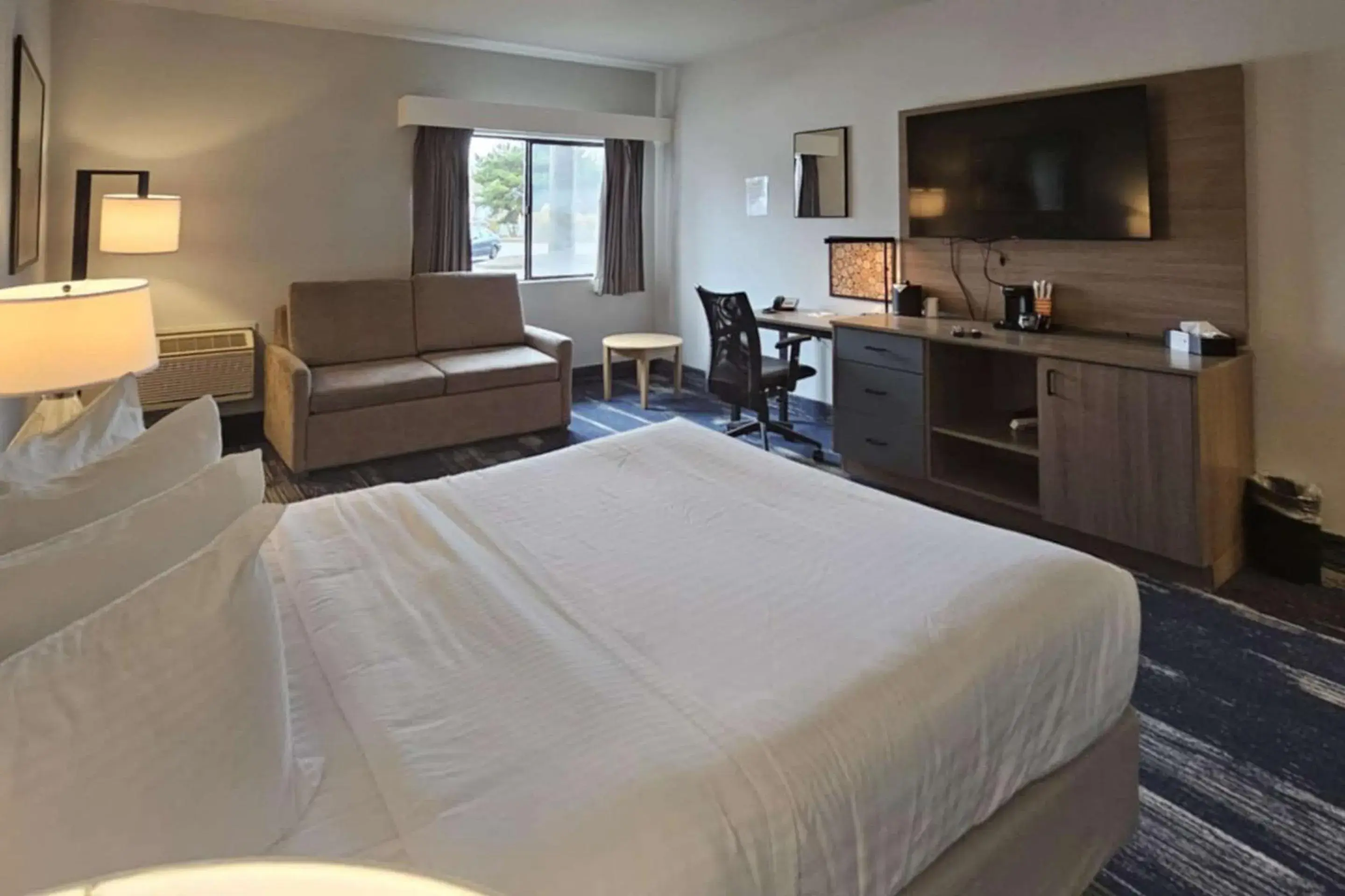 Bedroom, Bed in Edgewater Inn and Suites, an Ascend Collection Hotel Bedroom, Bed in Edgewater Inn and Suites, an Ascend Collection Hotel