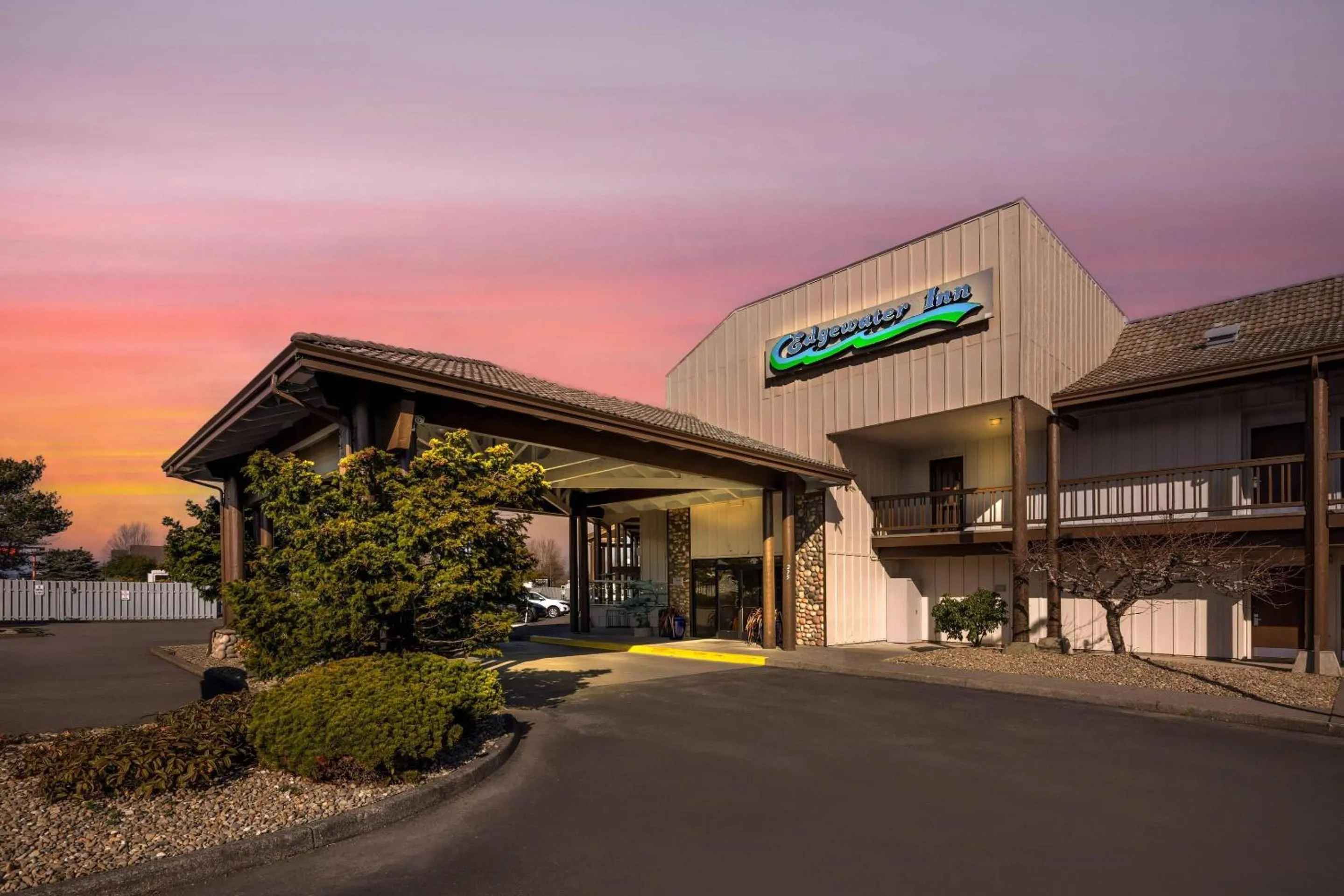 Property building in Edgewater Inn and Suites, an Ascend Collection Hotel