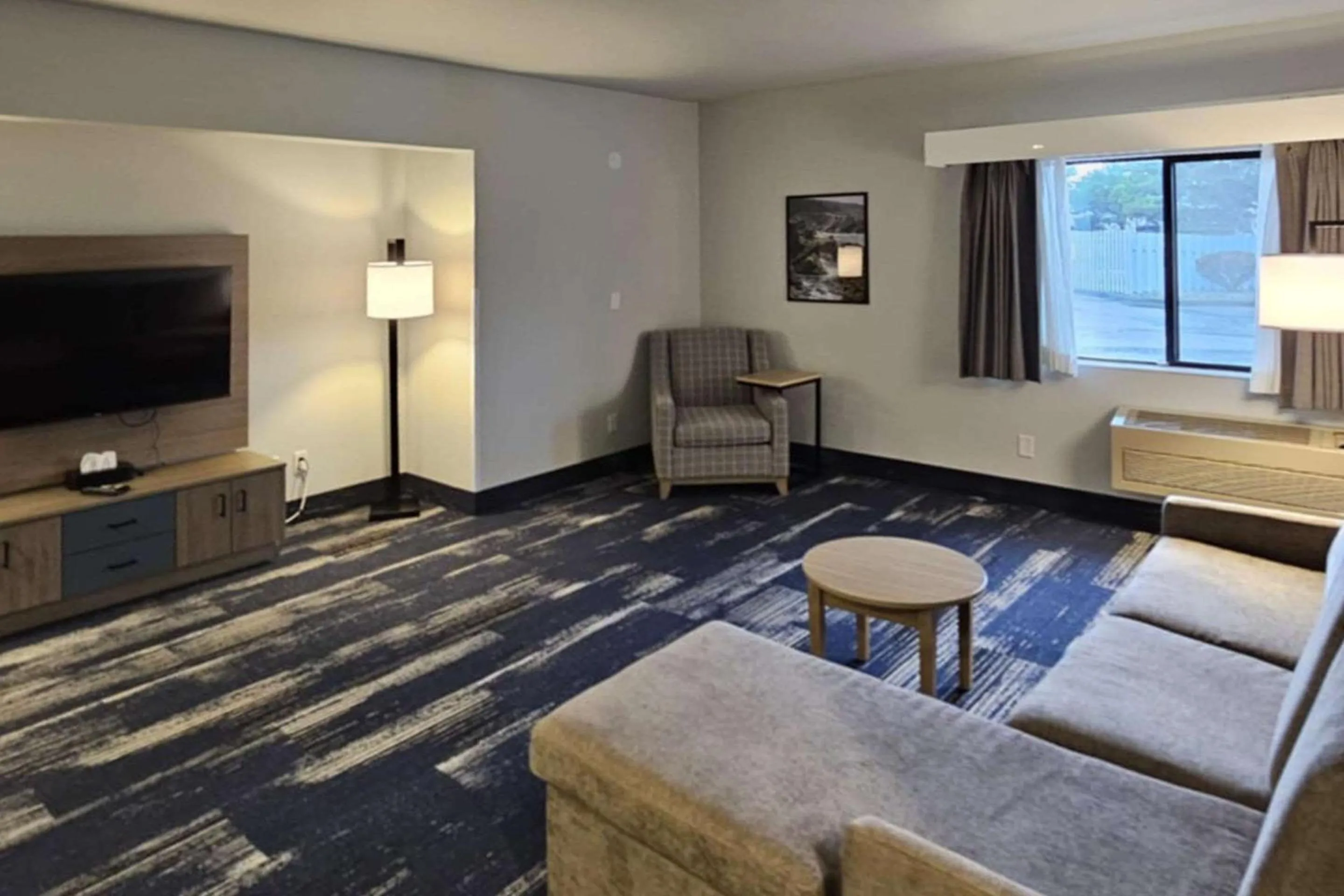 Bedroom in Edgewater Inn and Suites, an Ascend Collection Hotel