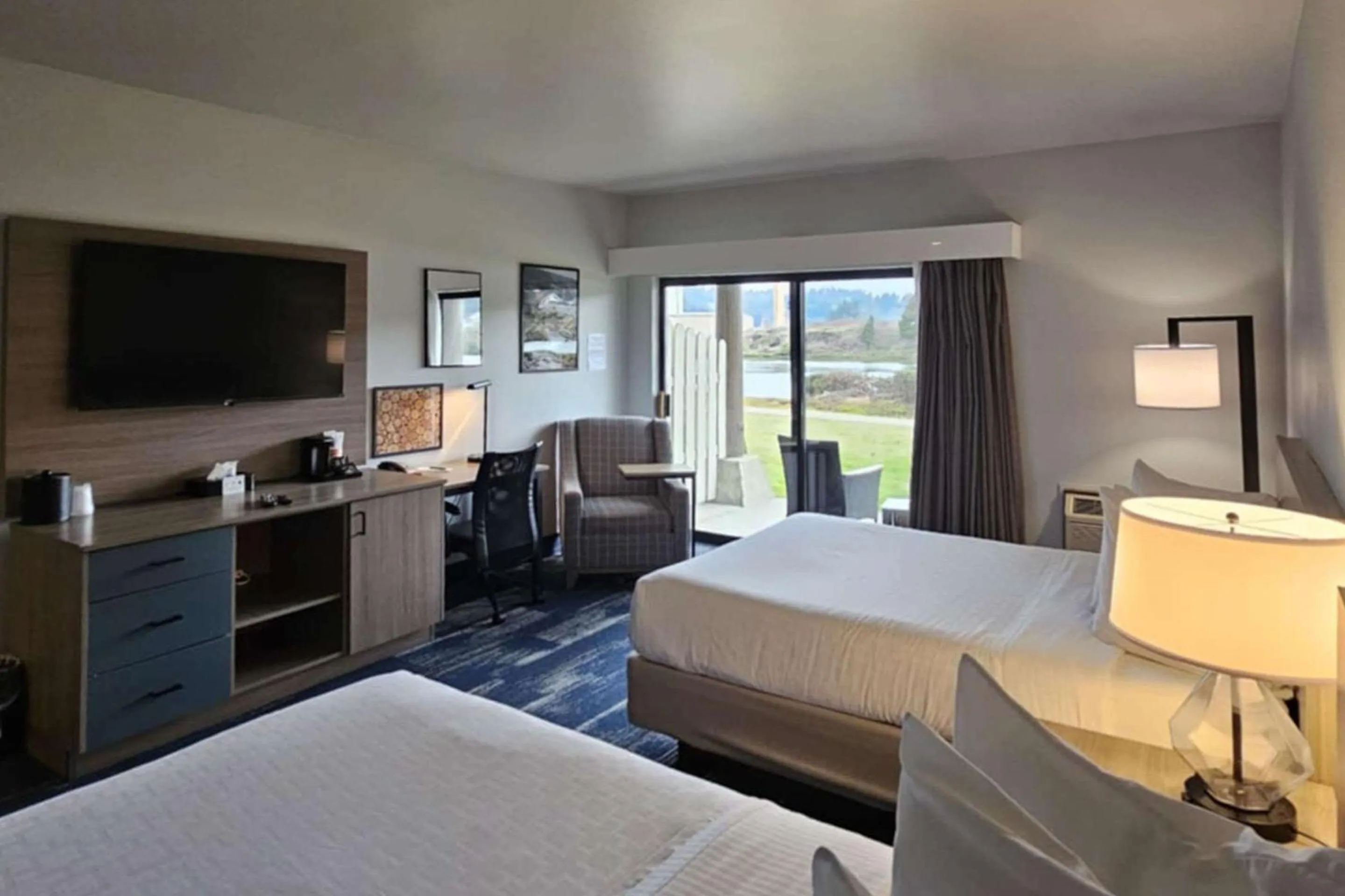 Bedroom, Bed in Edgewater Inn and Suites, an Ascend Collection Hotel