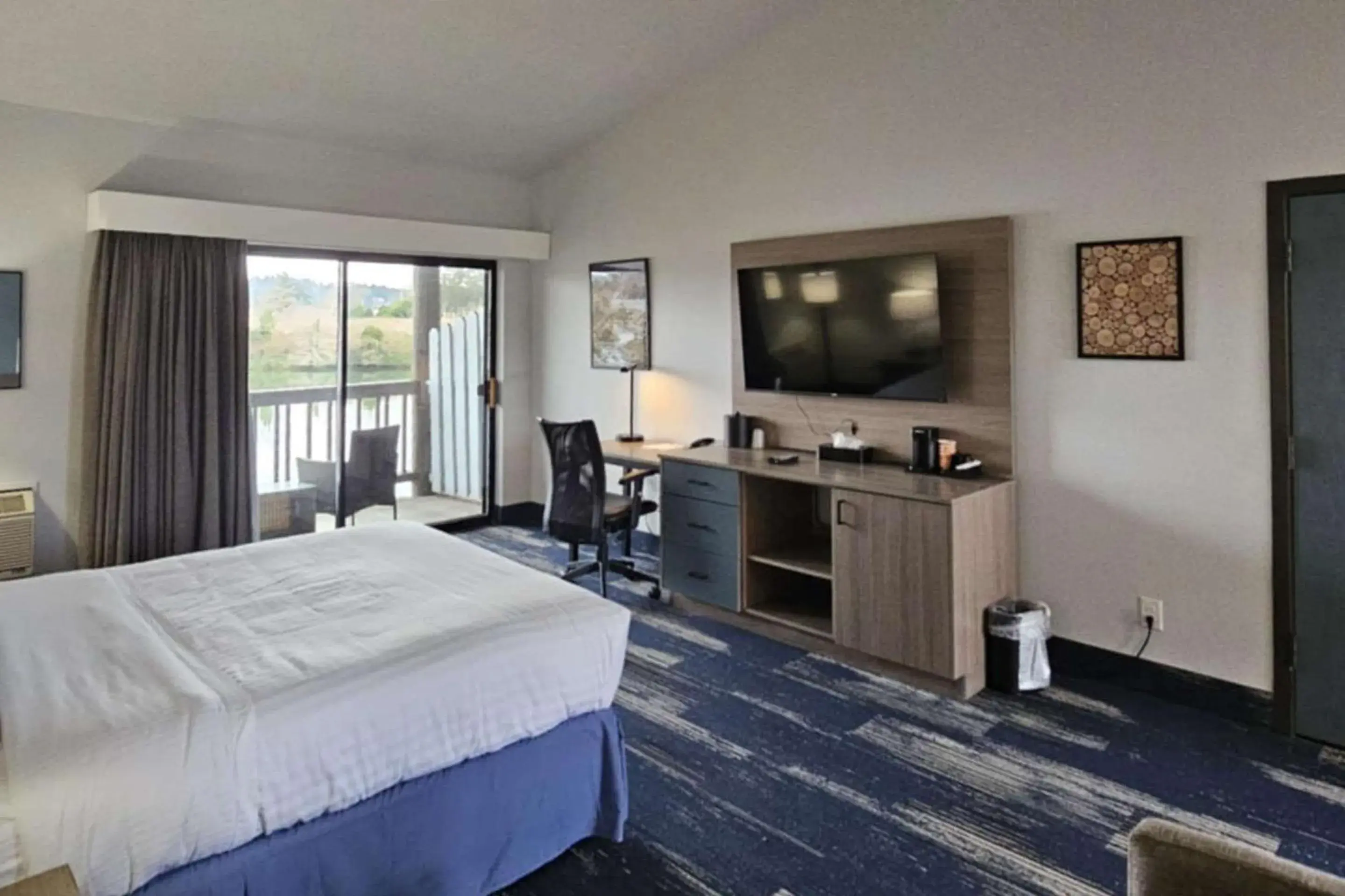 Bedroom, Bed in Edgewater Inn and Suites, an Ascend Collection Hotel Bedroom, Bed in Edgewater Inn and Suites, an Ascend Collection Hotel