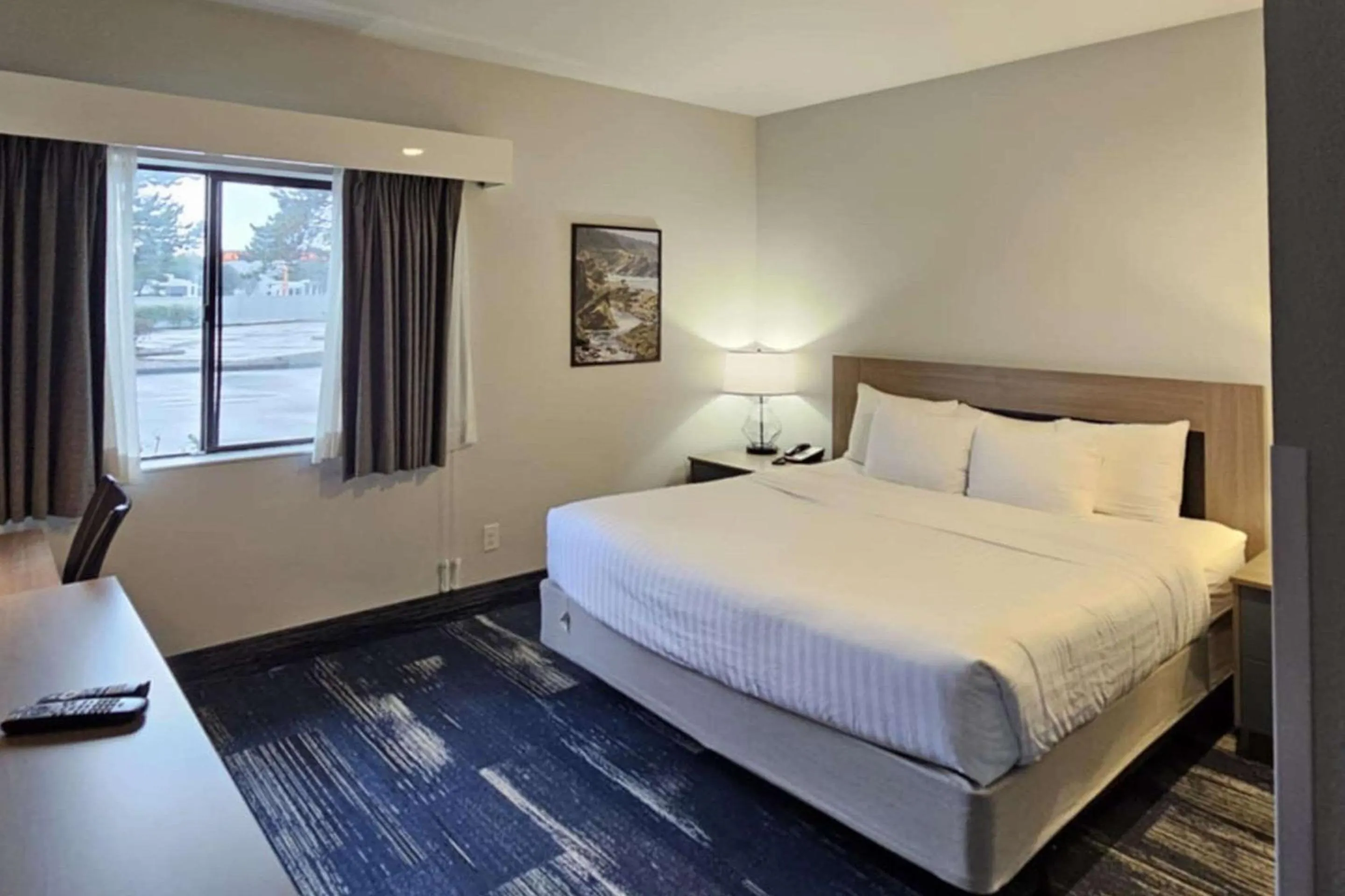 Bedroom, Bed in Edgewater Inn and Suites, an Ascend Collection Hotel