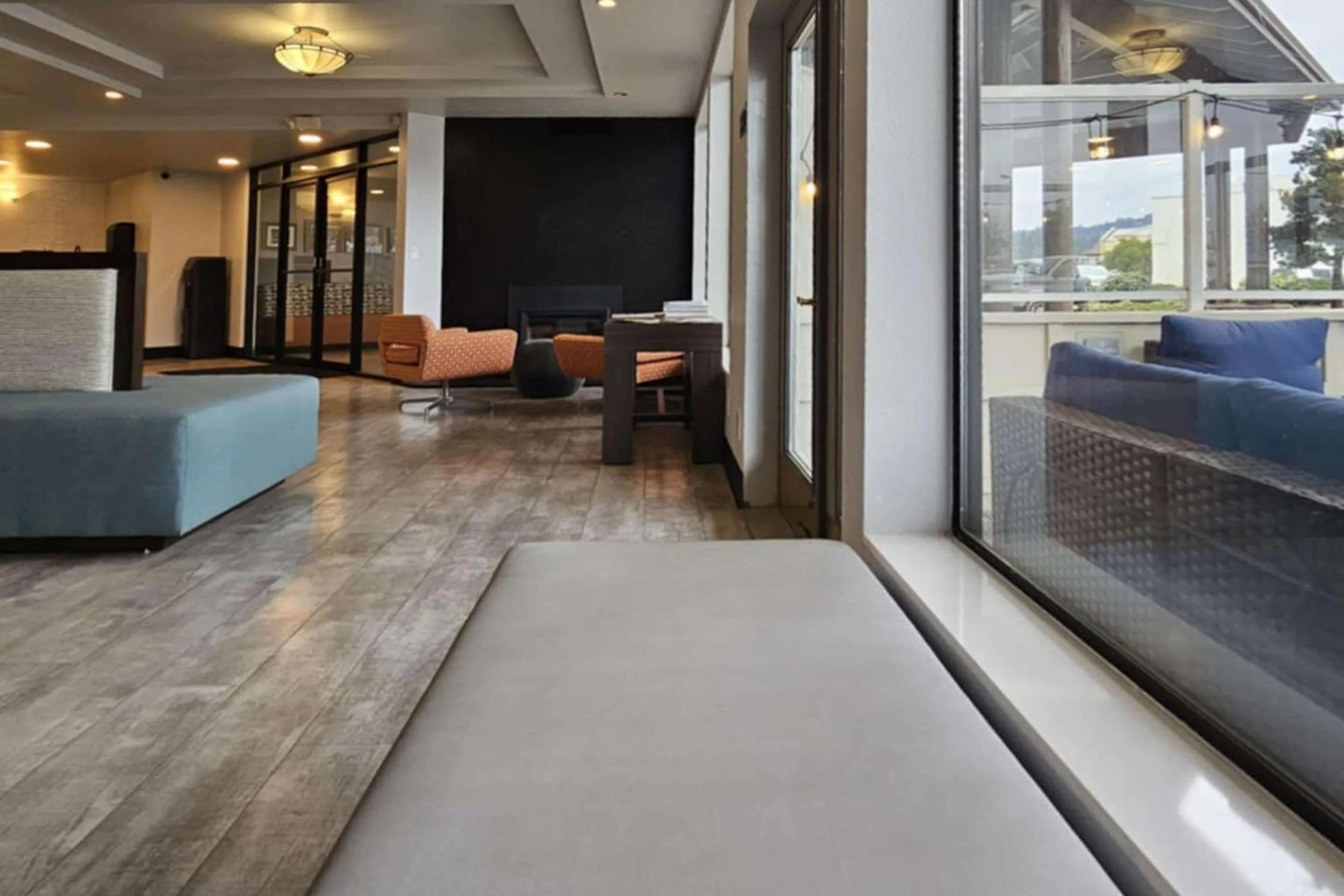 Lobby or reception in Edgewater Inn and Suites, an Ascend Collection Hotel