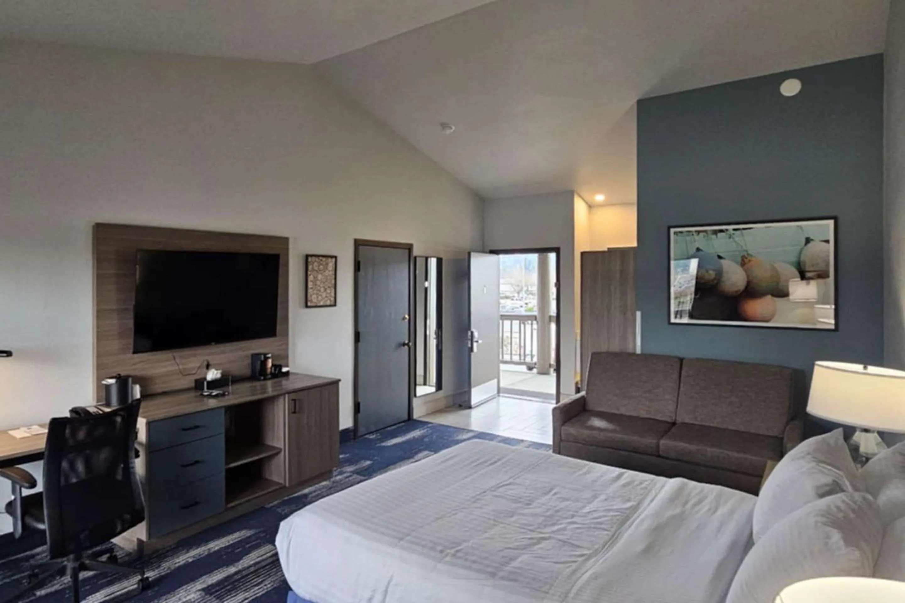 Bedroom, Bed in Edgewater Inn and Suites, an Ascend Collection Hotel