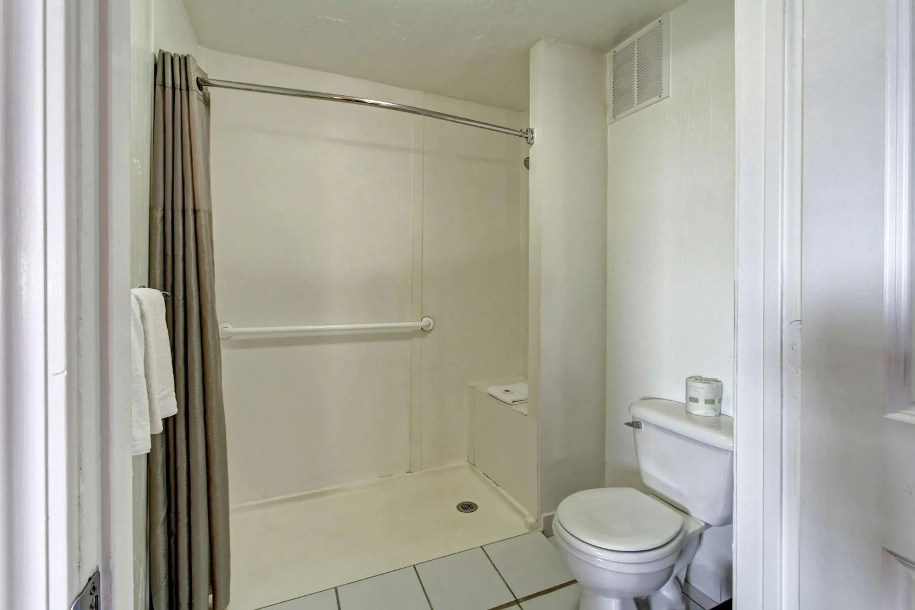 Quadruple Room - Disability Access - Roll in Shower in Motel 6-North Ridgeville, OH - Cleveland Intl Airport - N Ridgeville Quadruple Room - Disability Access - Roll in Shower in Motel 6-North Ridgeville, OH - Cleveland Intl Airport - N Ridgeville