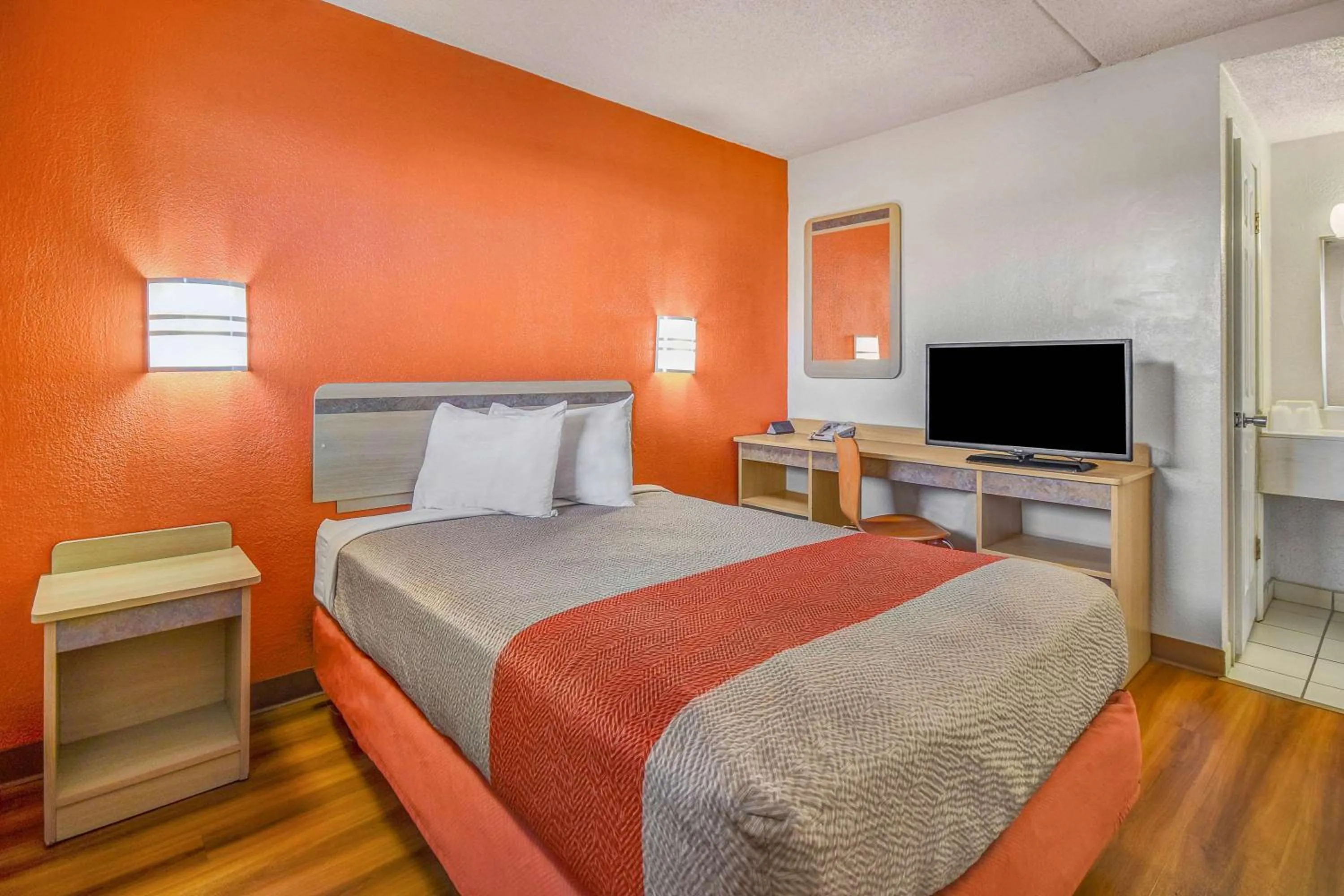 Photo of the whole room, Bed in Motel 6-North Ridgeville, OH - Cleveland Intl Airport - N Ridgeville