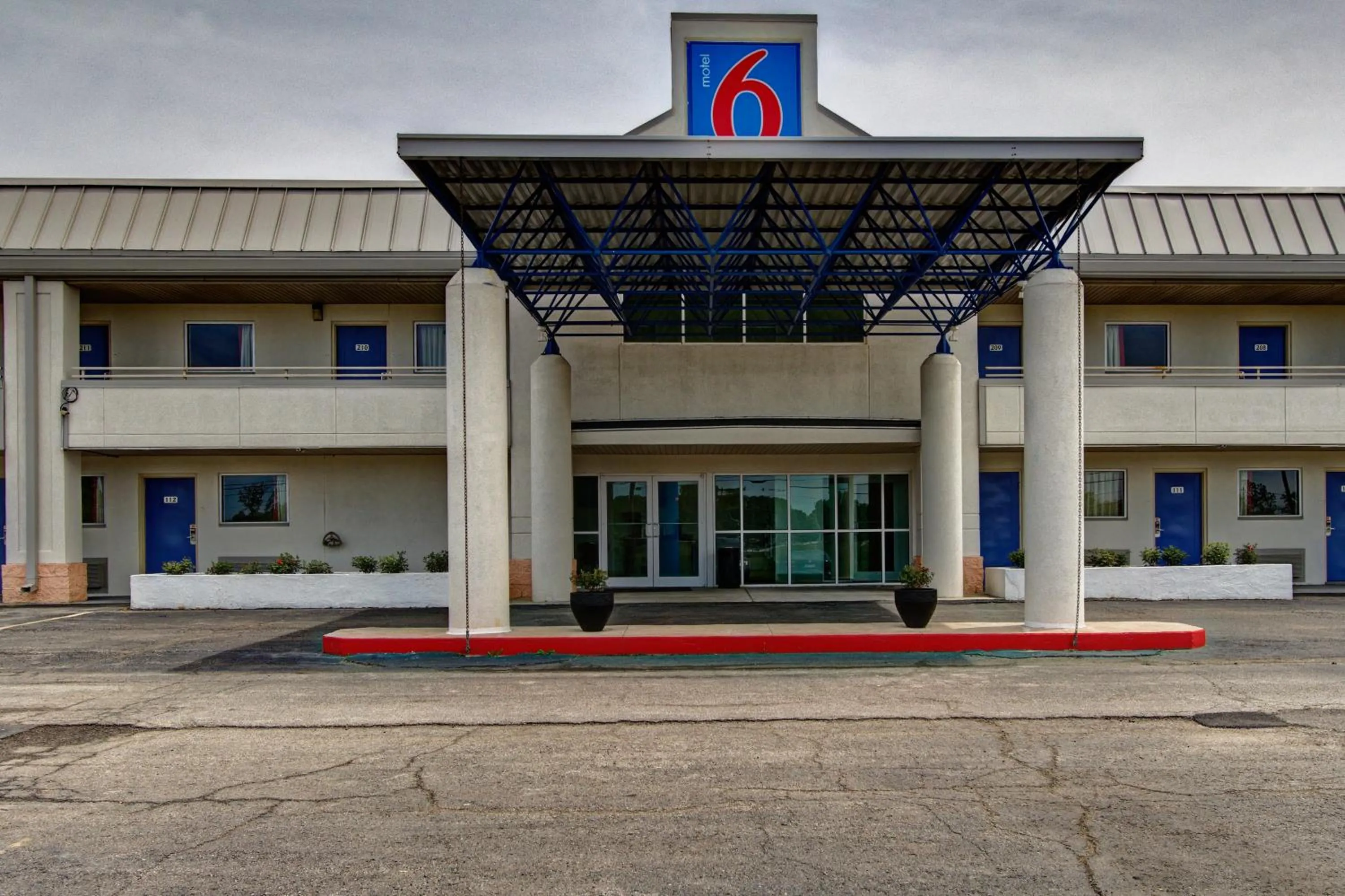 Facade/entrance in Motel 6-North Ridgeville, OH - Cleveland Intl Airport - N Ridgeville