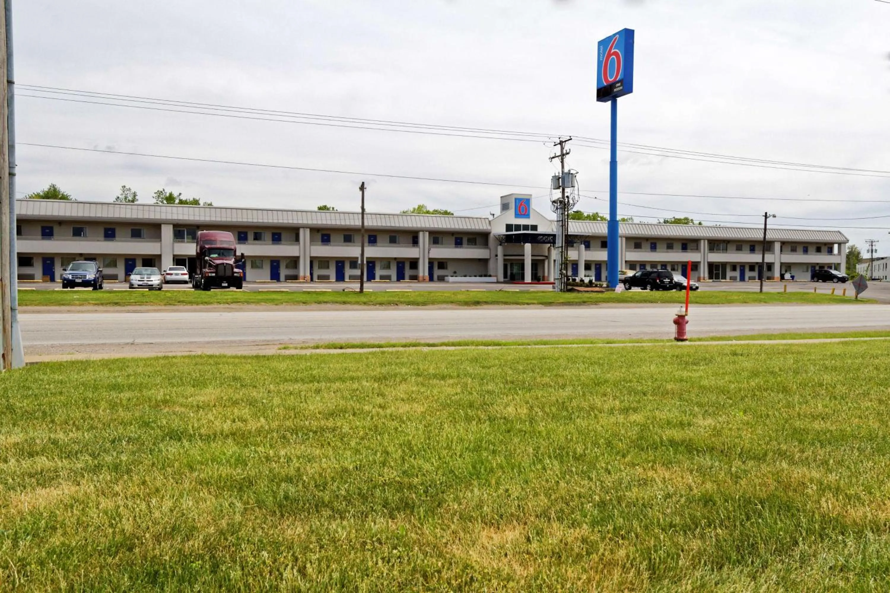 Property building in Motel 6-North Ridgeville, OH - Cleveland Intl Airport - N Ridgeville
