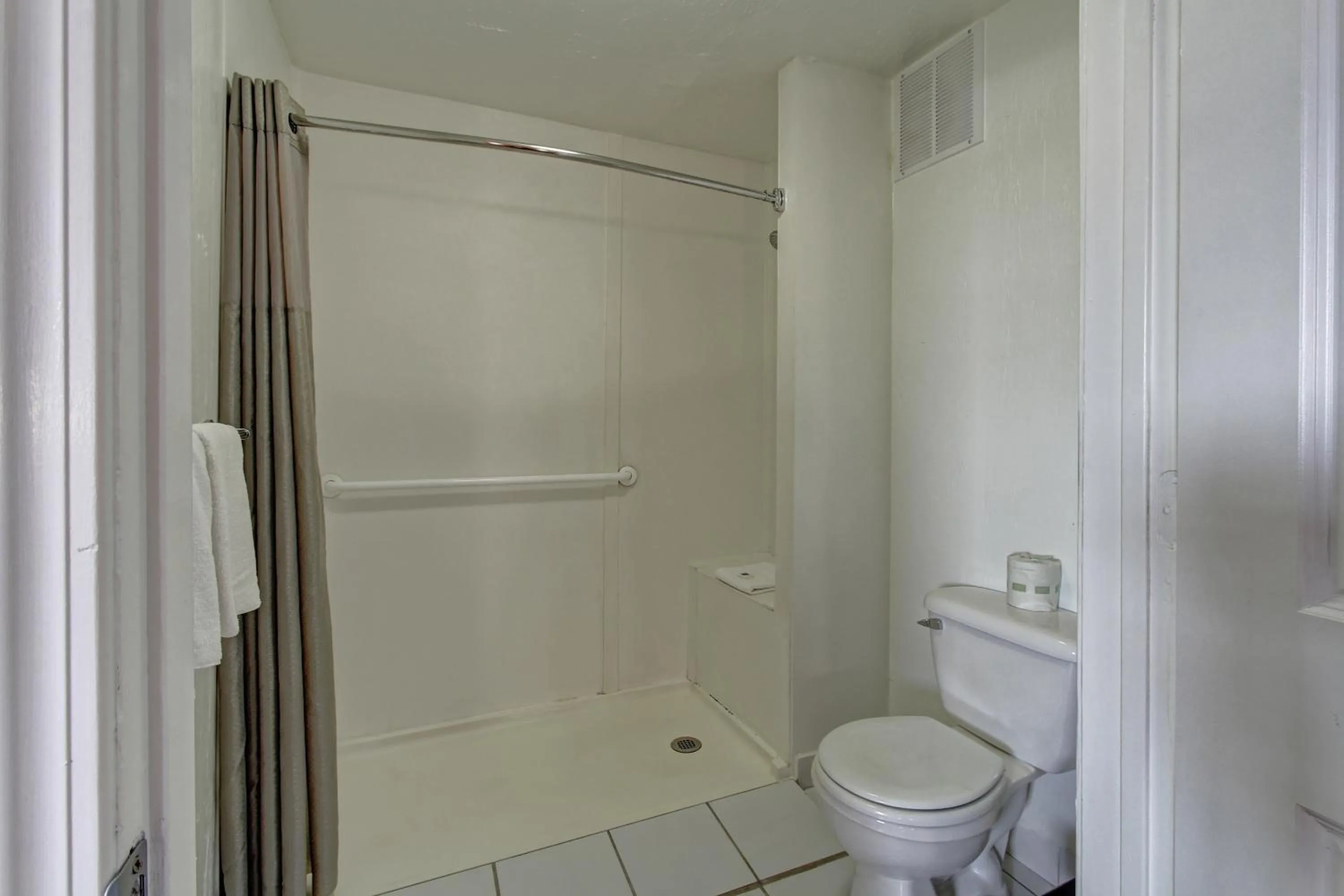 Toilet in Motel 6-North Ridgeville, OH - Cleveland Intl Airport - N Ridgeville