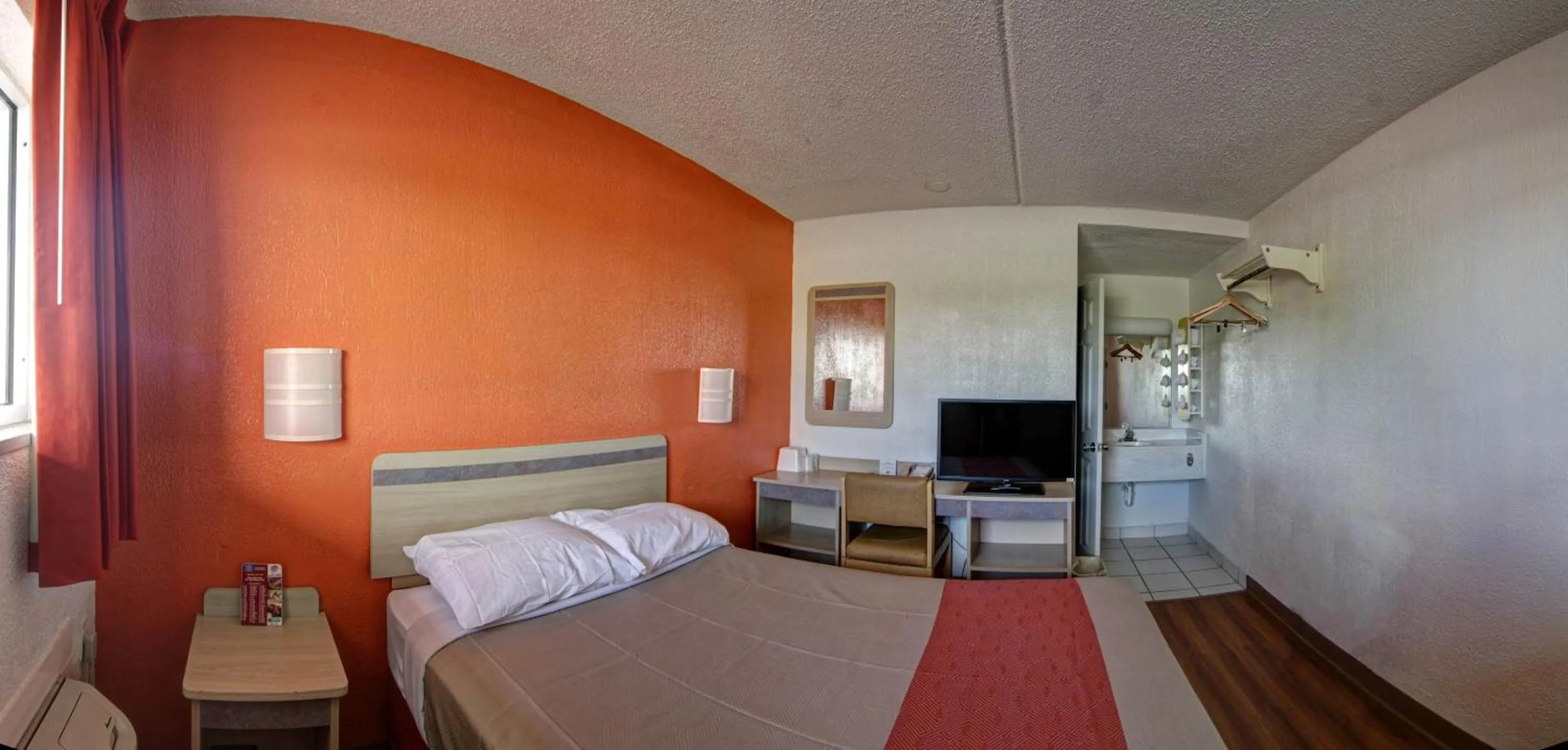 Day, Bed in Motel 6-North Ridgeville, OH - Cleveland Intl Airport - N Ridgeville