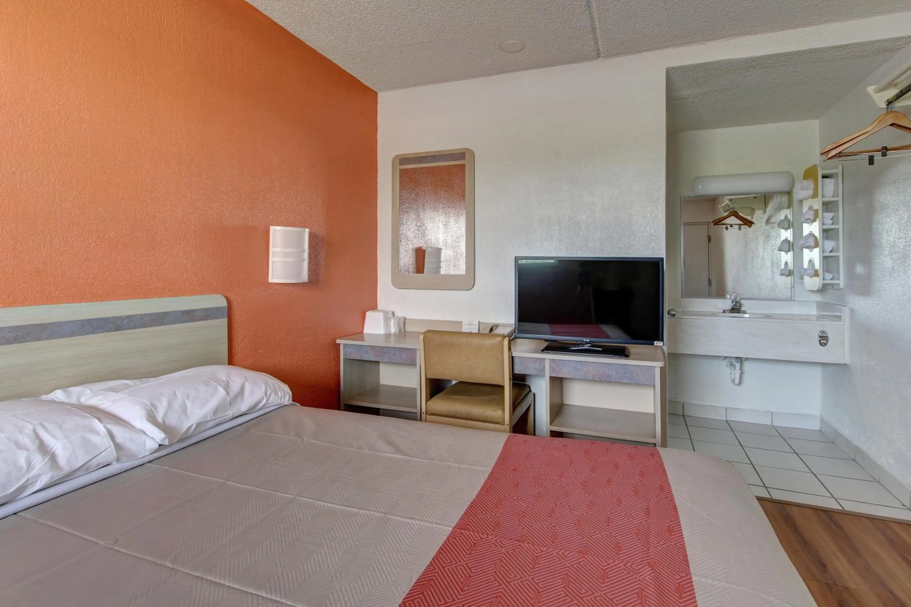 Photo of the whole room, Bed in Motel 6-North Ridgeville, OH - Cleveland Intl Airport - N Ridgeville