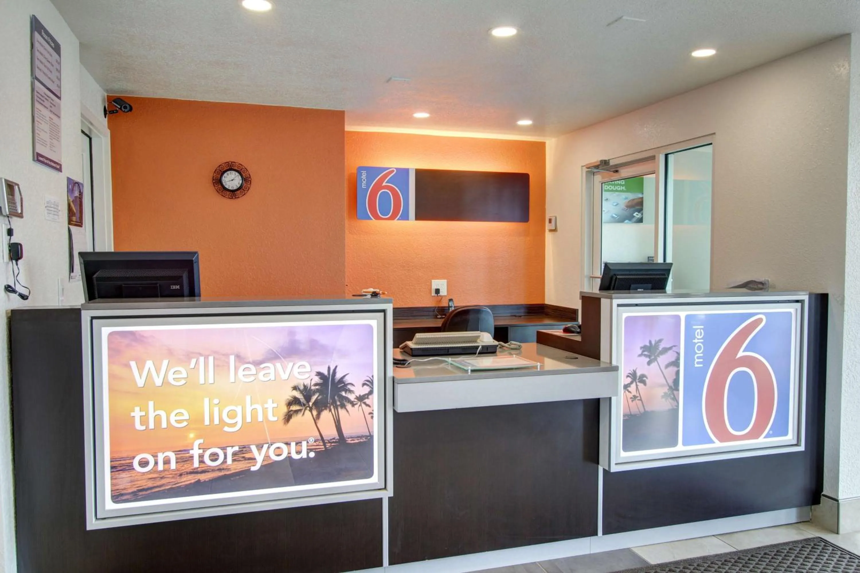 Lobby or reception in Motel 6-North Ridgeville, OH - Cleveland Intl Airport - N Ridgeville