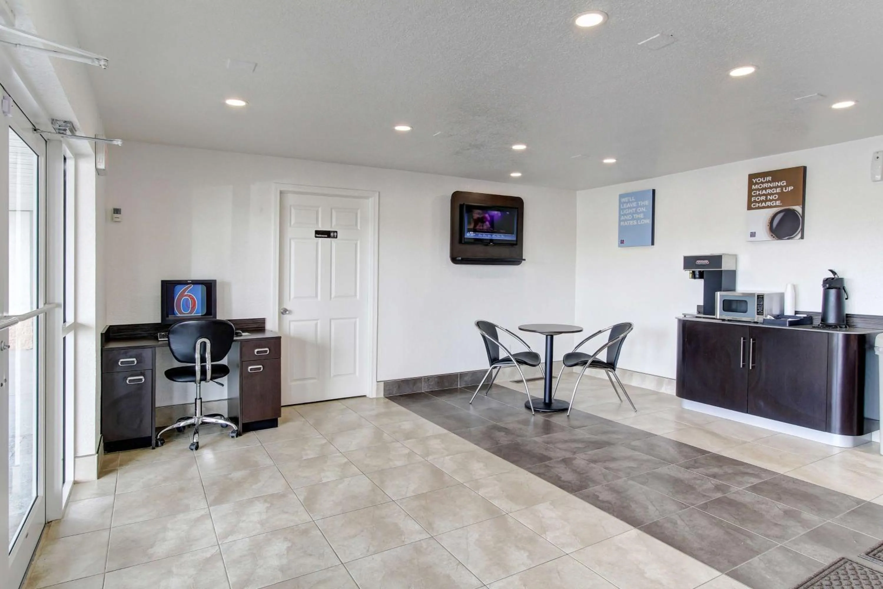 Lobby or reception in Motel 6-North Ridgeville, OH - Cleveland Intl Airport - N Ridgeville