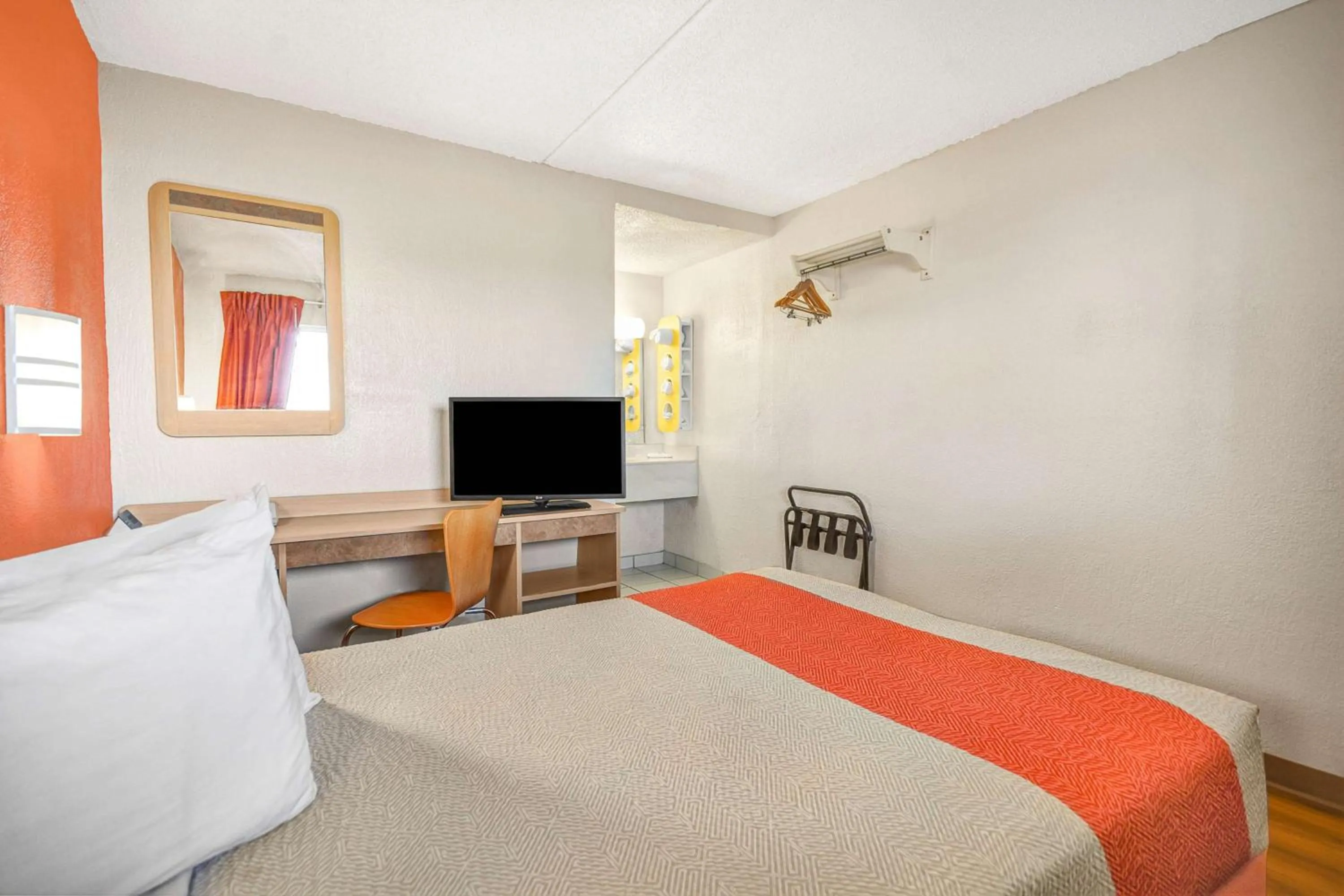 Photo of the whole room, Bed in Motel 6-North Ridgeville, OH - Cleveland Intl Airport - N Ridgeville