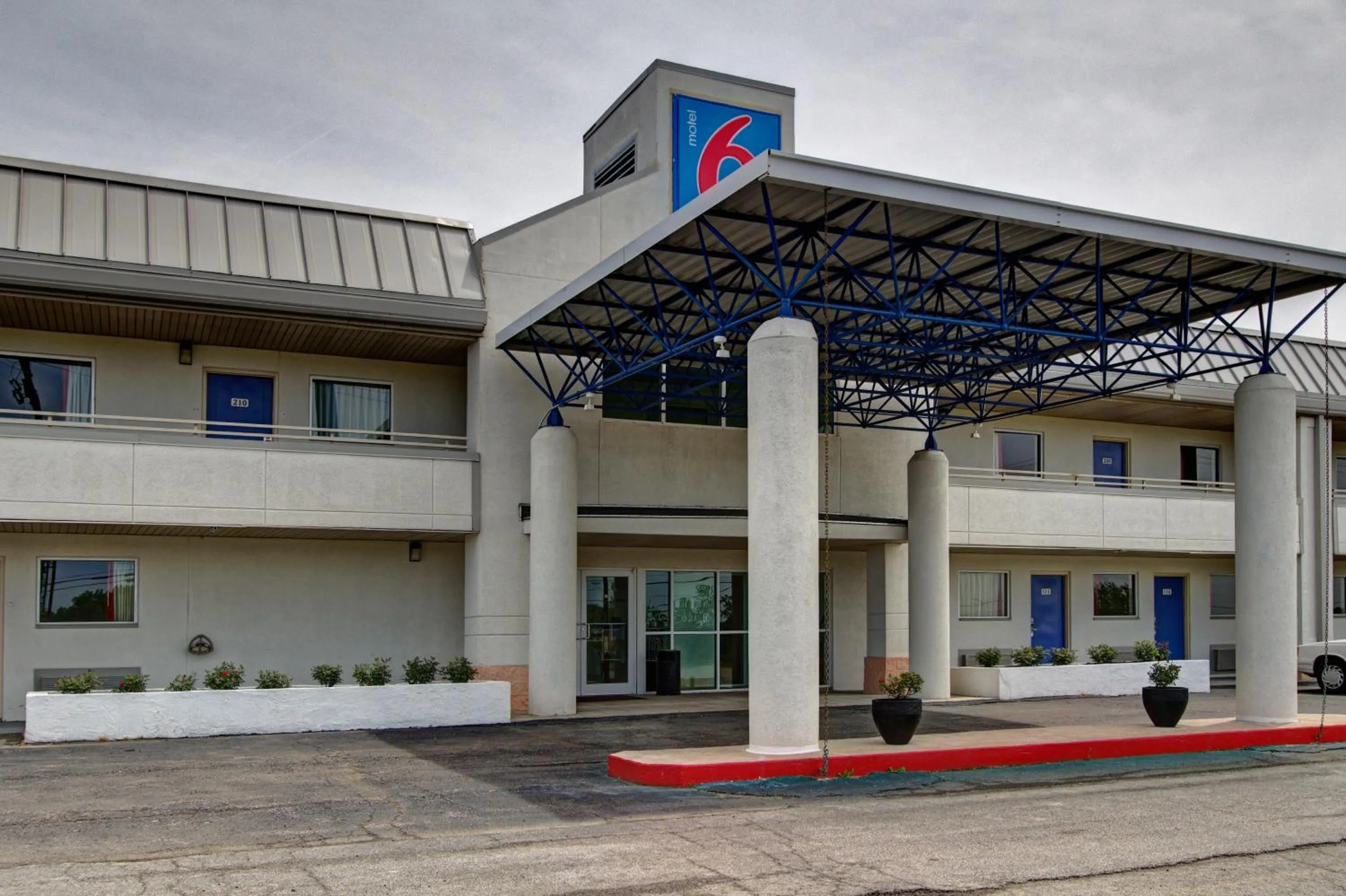 Facade/entrance in Motel 6-North Ridgeville, OH - Cleveland Intl Airport - N Ridgeville