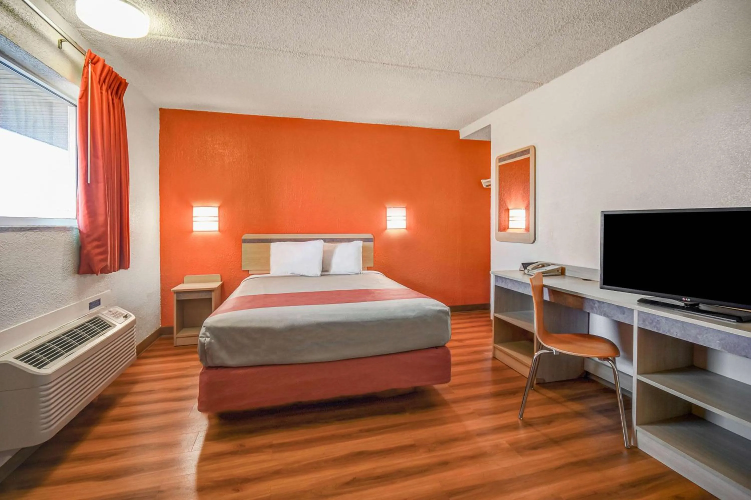 Photo of the whole room, Bed in Motel 6-North Ridgeville, OH - Cleveland Intl Airport - N Ridgeville