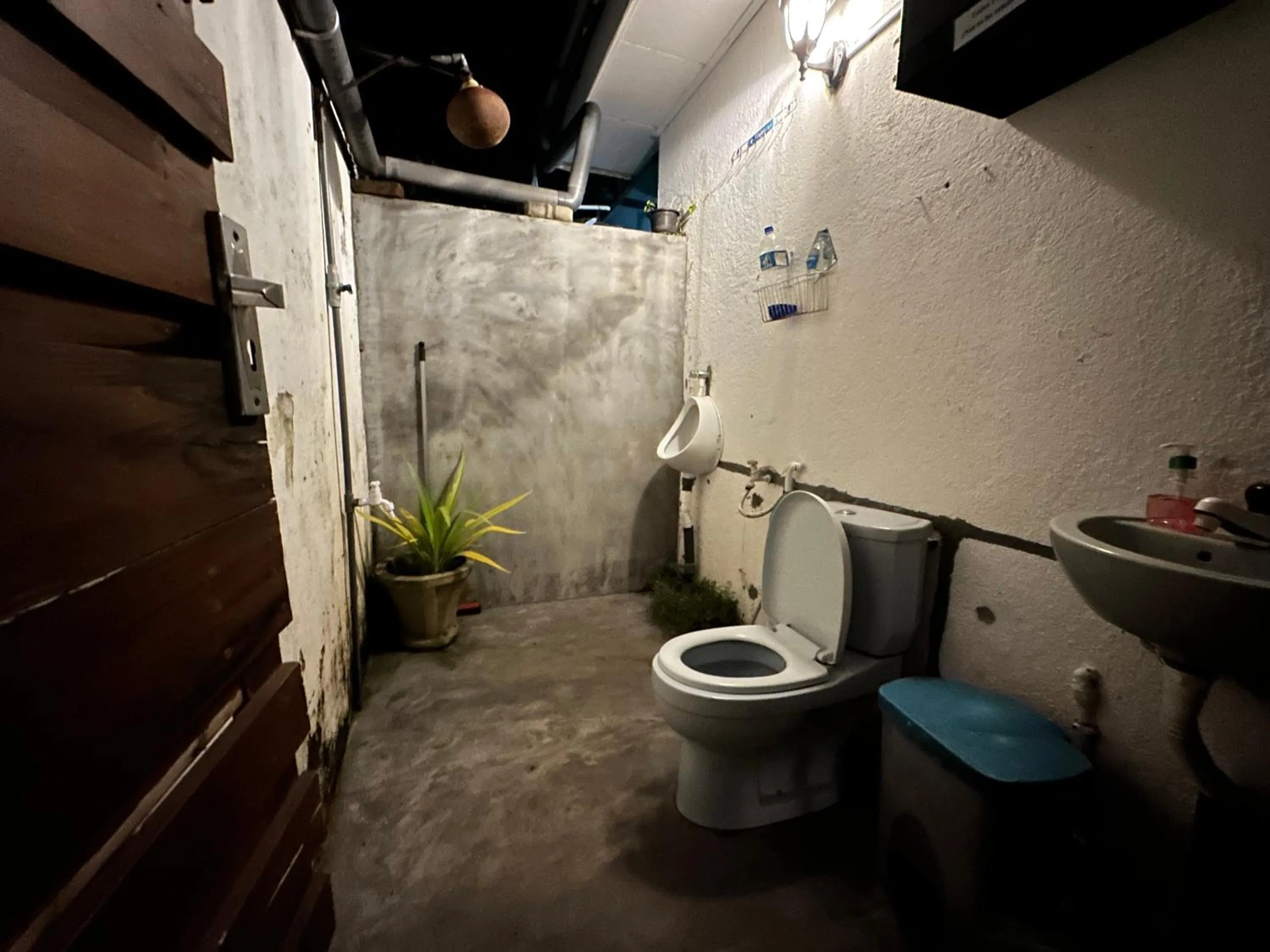 Toilet in Sky Hostel Negombo