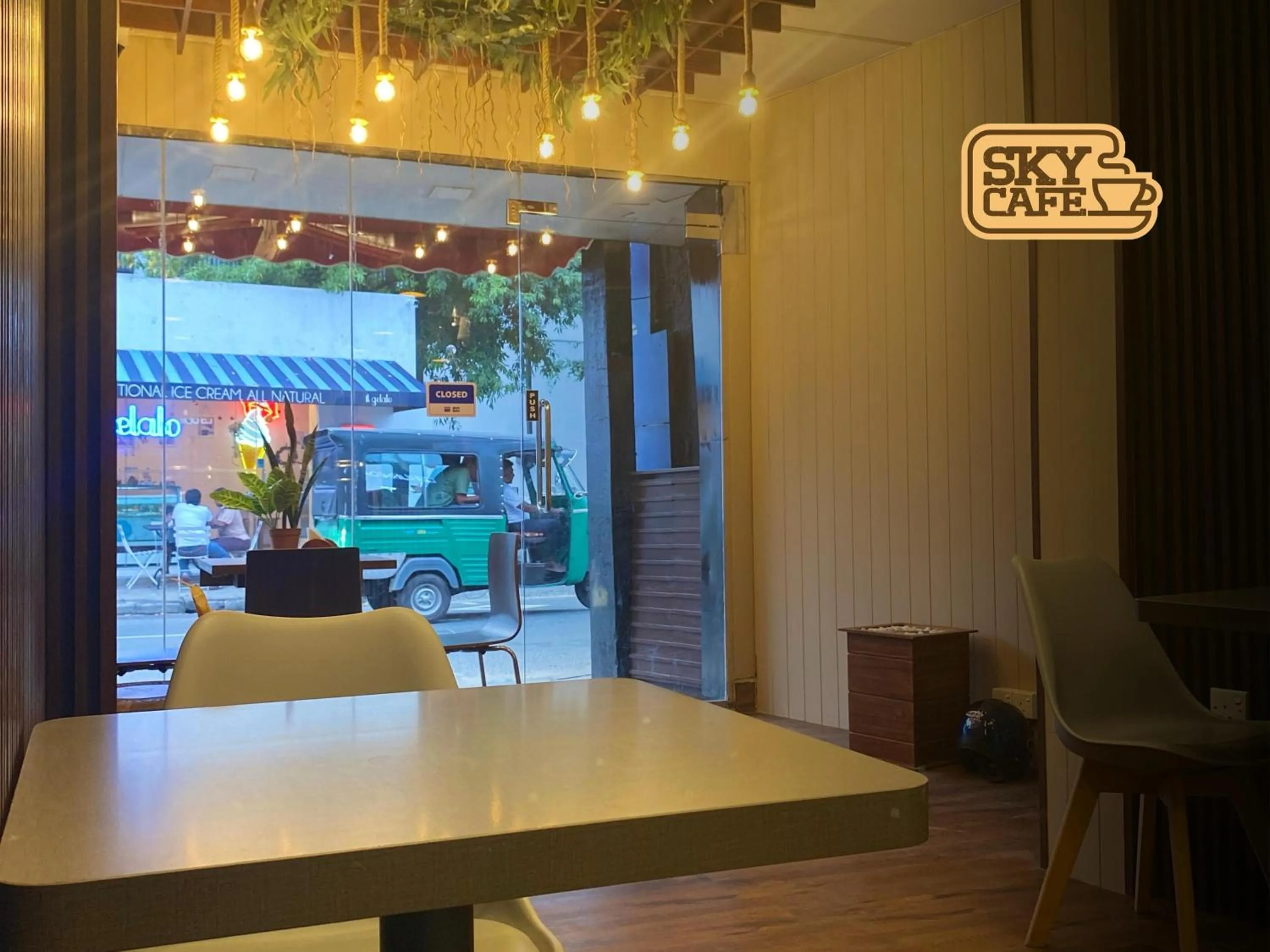 Restaurant/places to eat in Sky Hostel Negombo