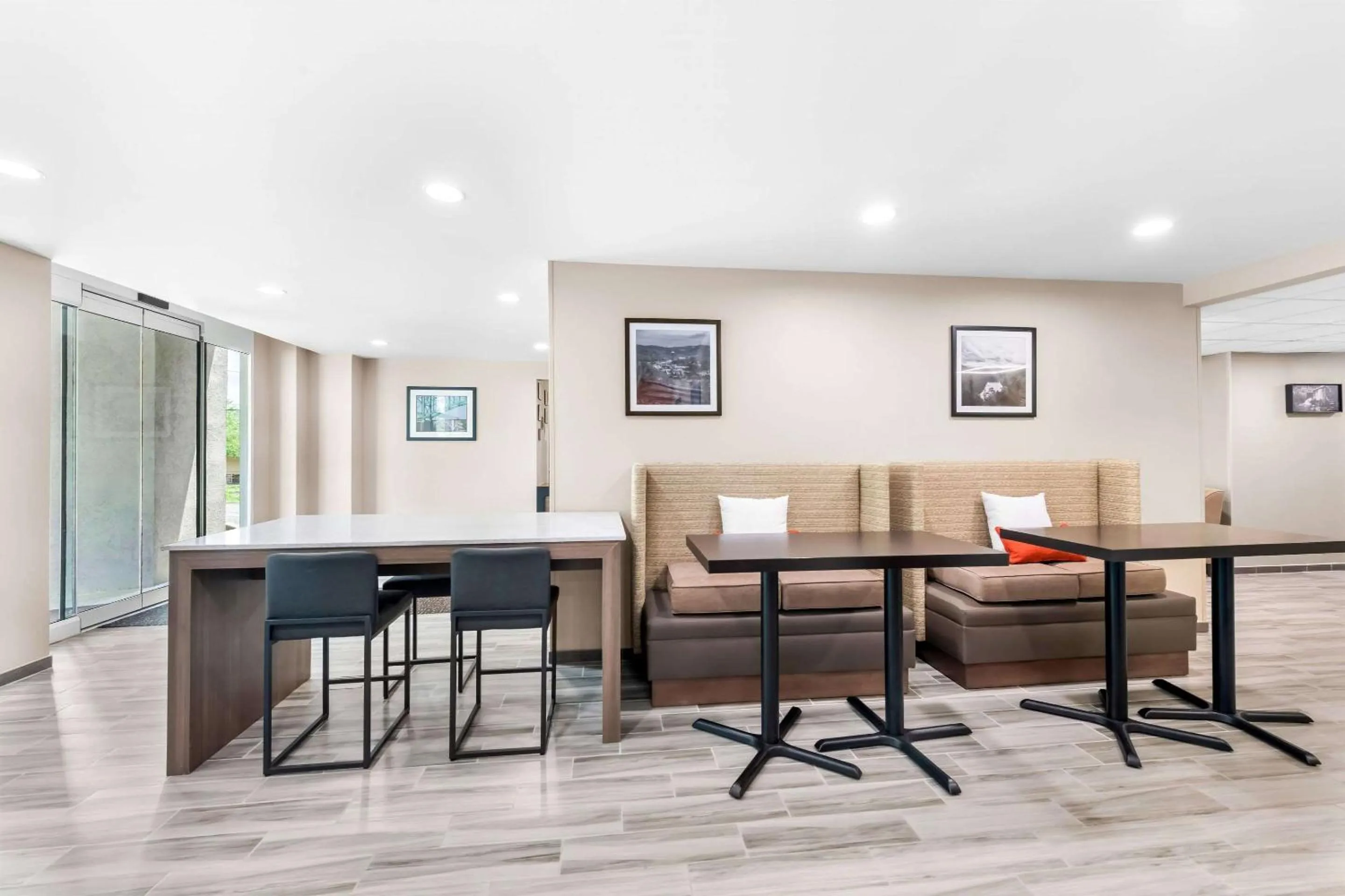 Breakfast in Sleep Inn & Suites Pigeon Forge Downtown