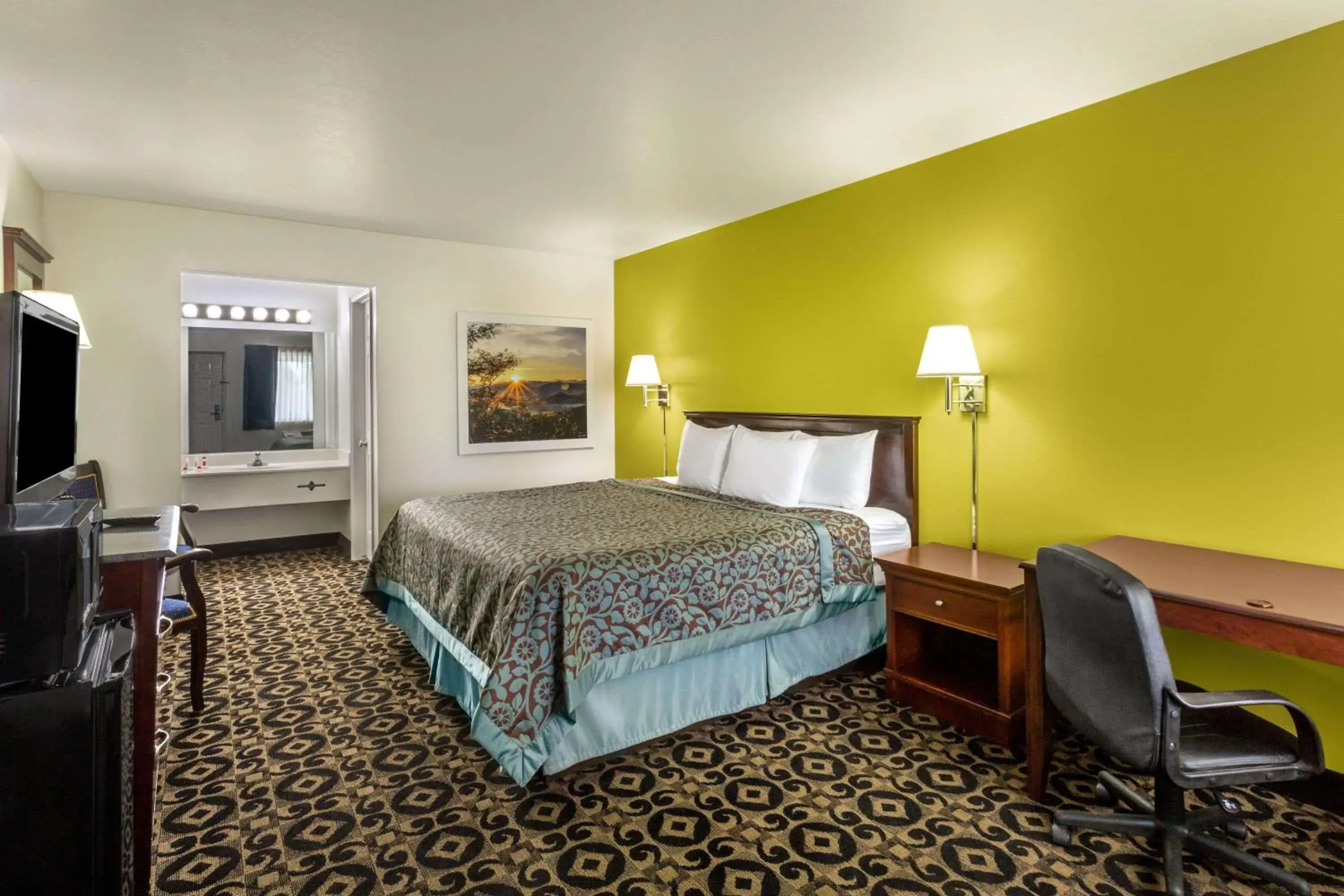 Photo of the whole room, Bed in Days Inn by Wyndham Delta Photo of the whole room, Bed in Days Inn by Wyndham Delta