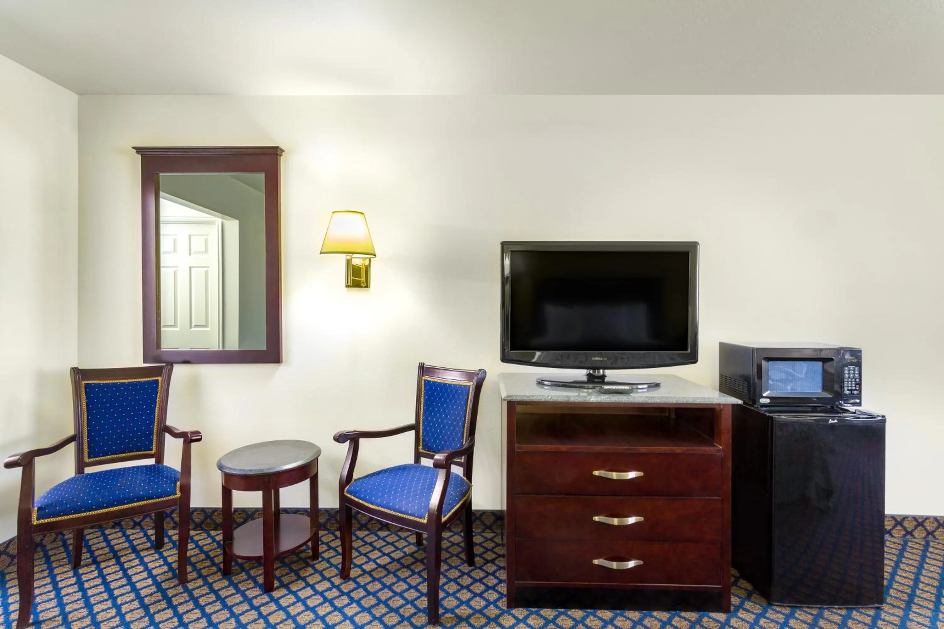 TV and multimedia in Days Inn by Wyndham Delta