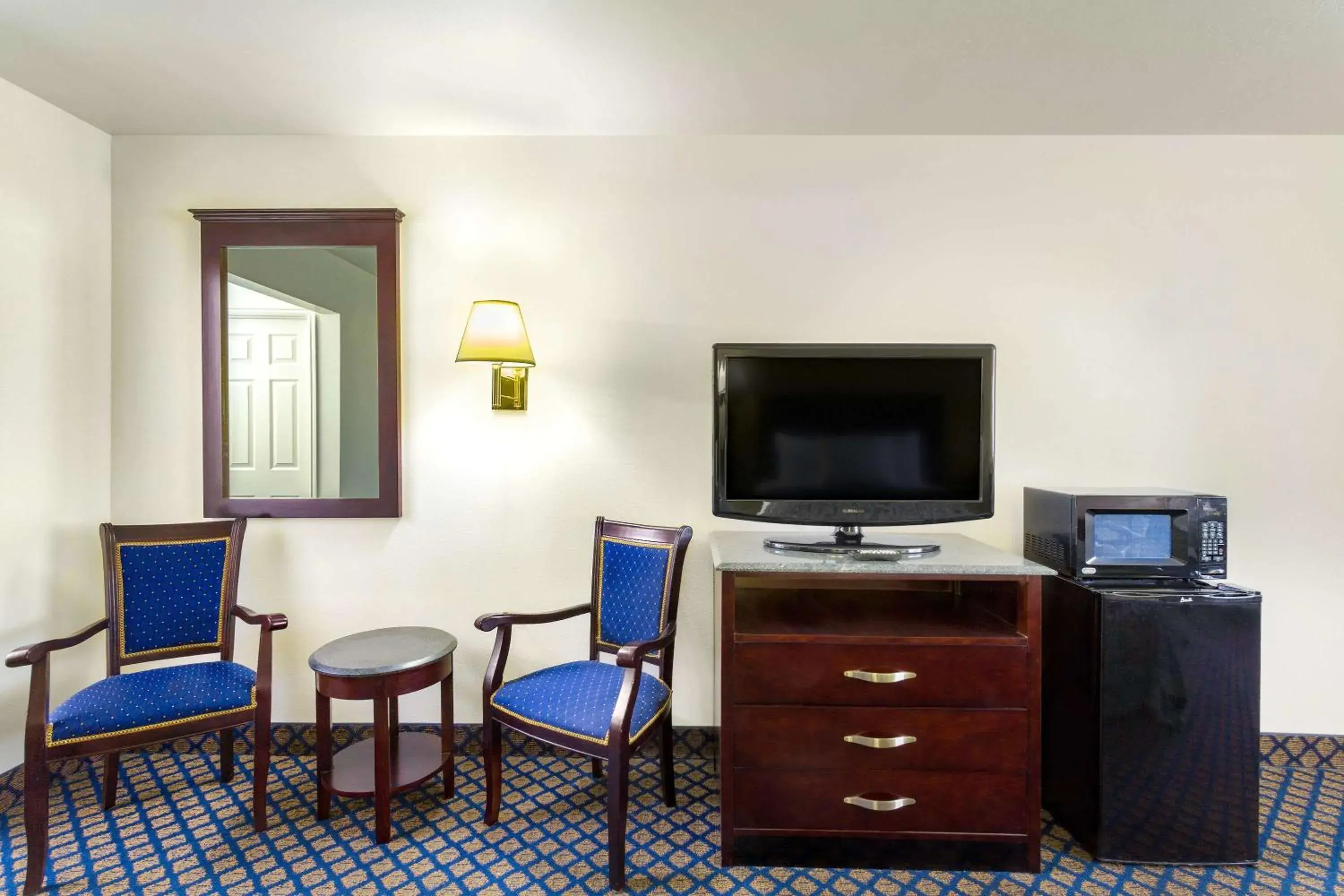 Photo of the whole room in Days Inn by Wyndham Delta Photo of the whole room in Days Inn by Wyndham Delta