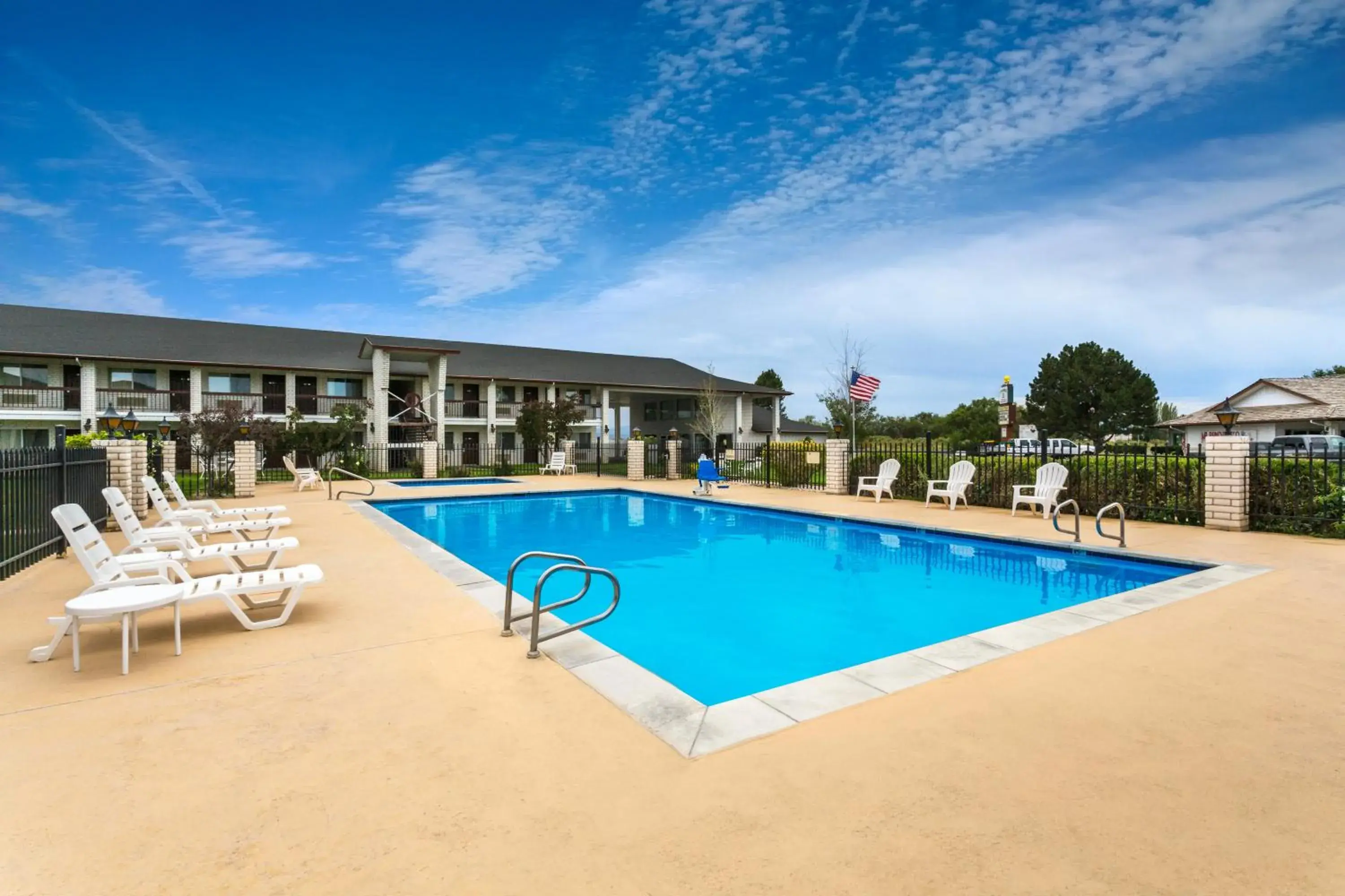 Swimming pool in Days Inn by Wyndham Delta Swimming pool in Days Inn by Wyndham Delta