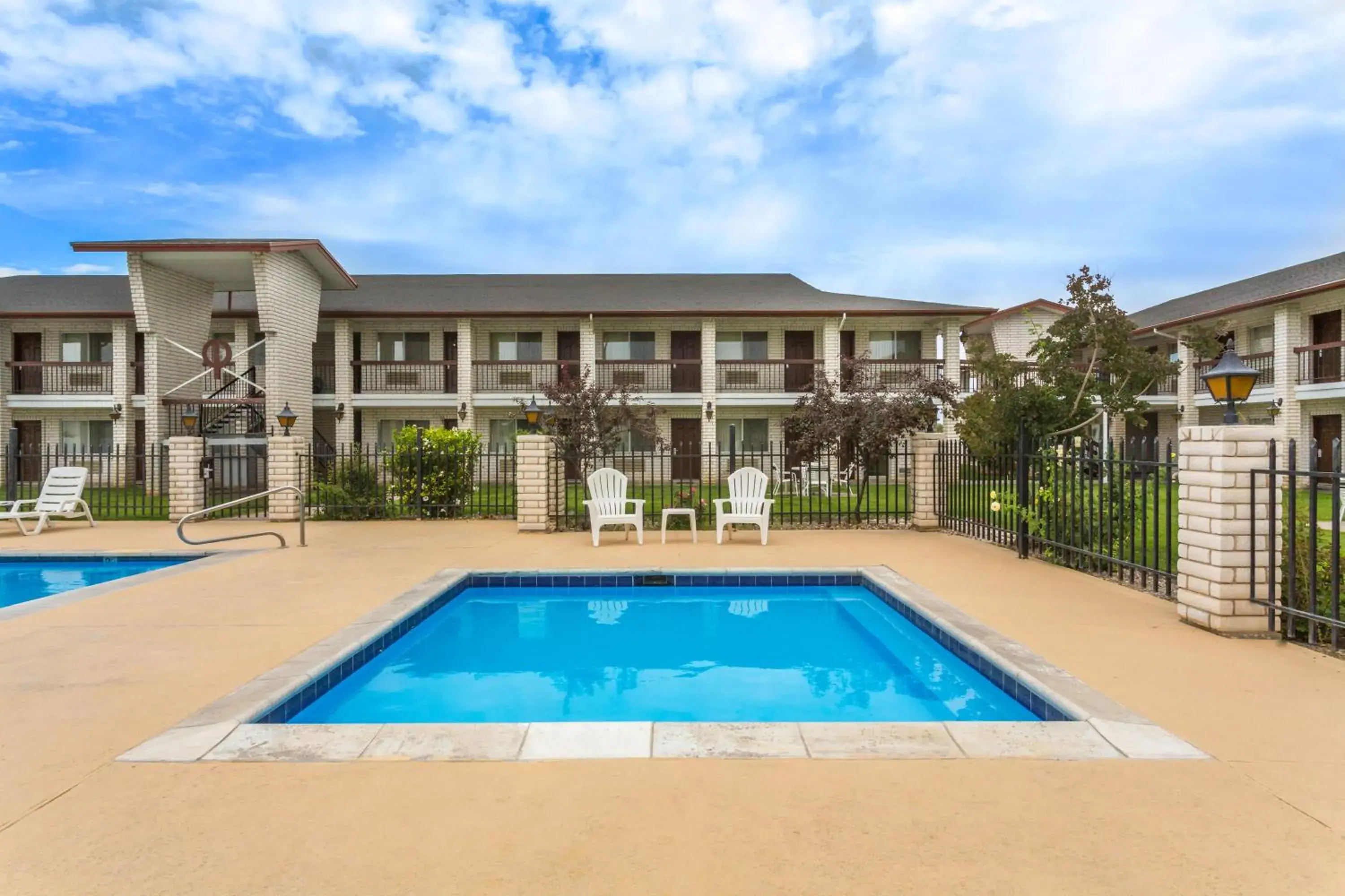 Swimming pool in Days Inn by Wyndham Delta Swimming pool in Days Inn by Wyndham Delta