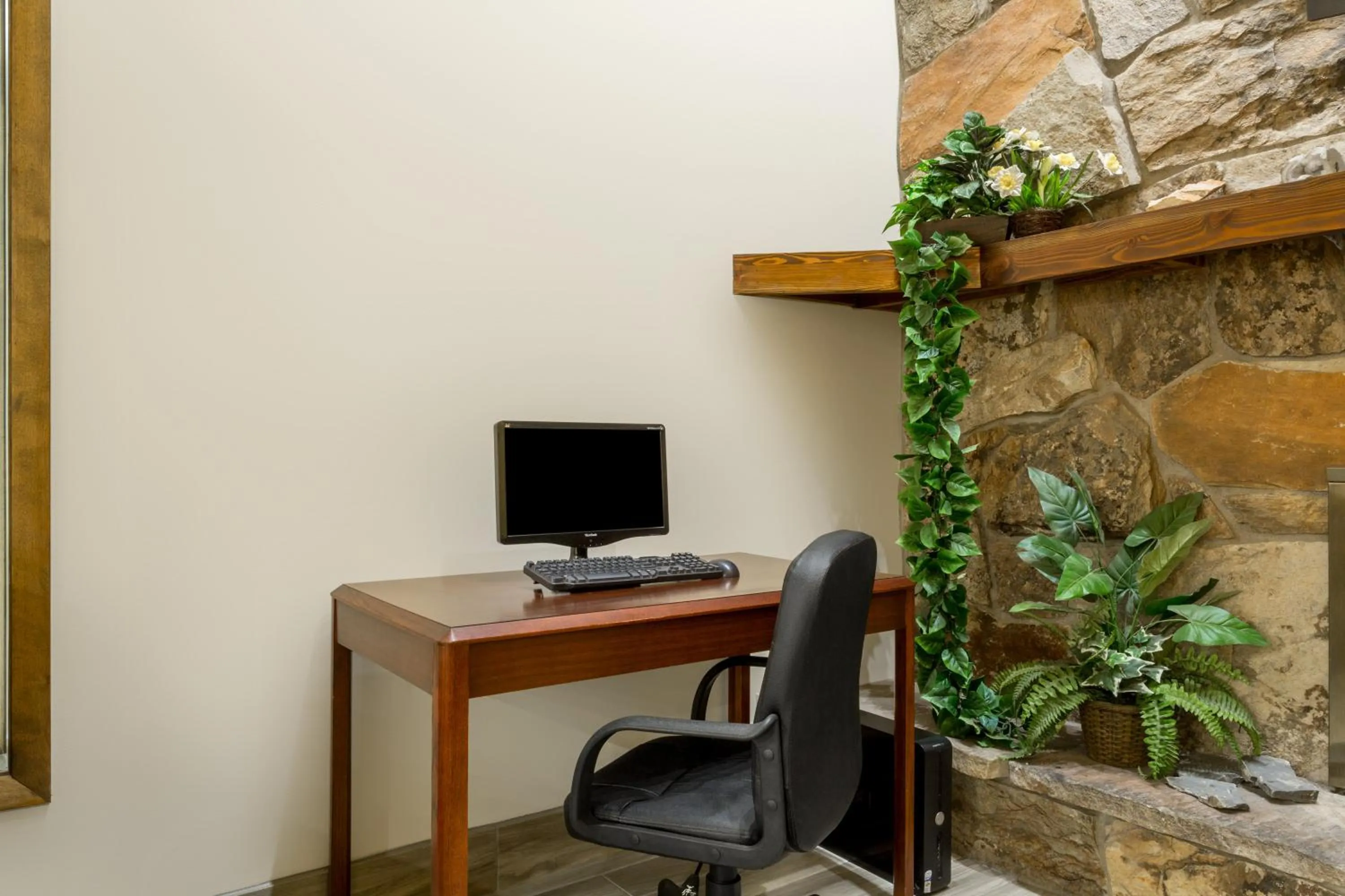 Communal lounge/ TV room in Days Inn by Wyndham Delta